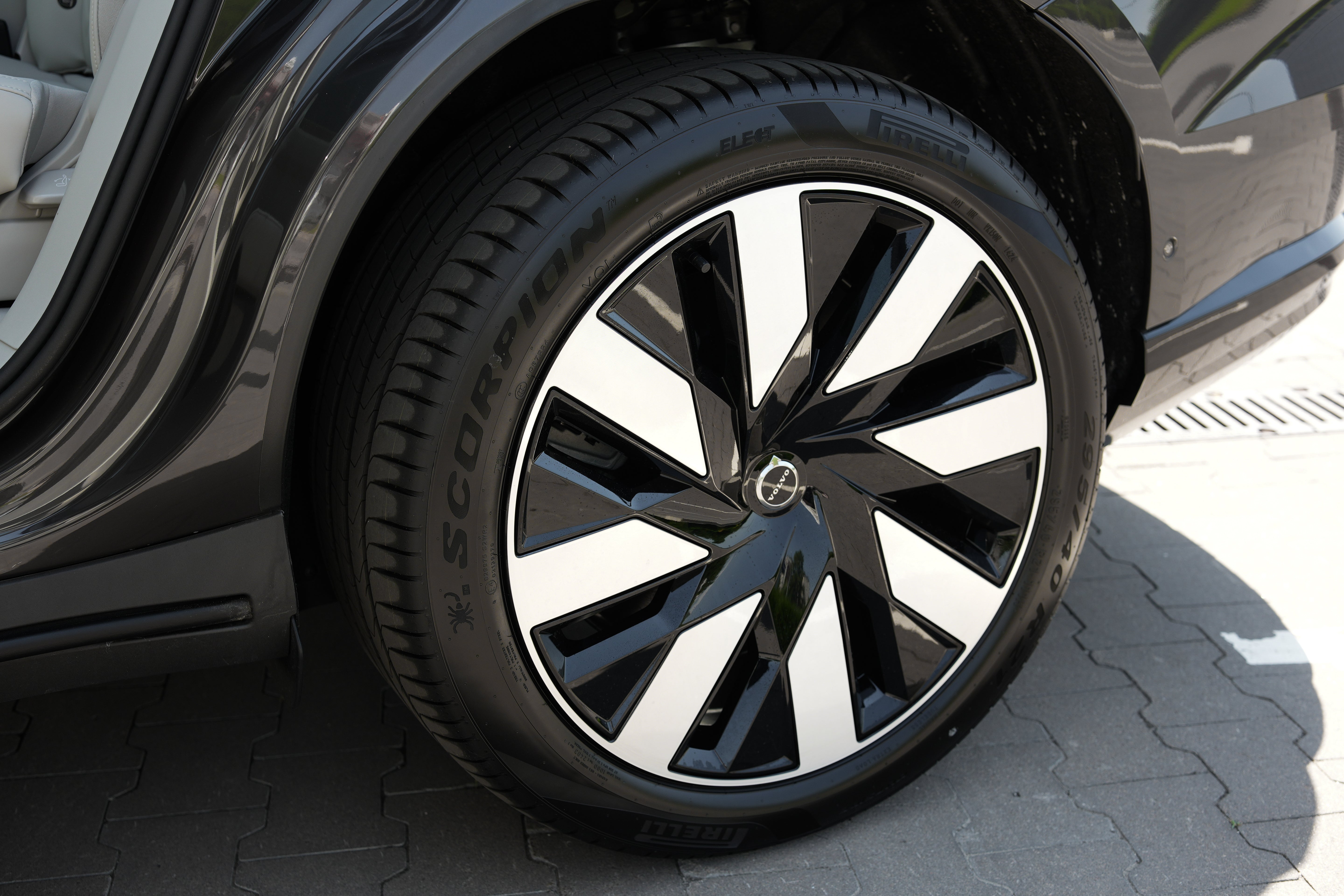 Volvo EX90 Ultra Platinum Grey 2025