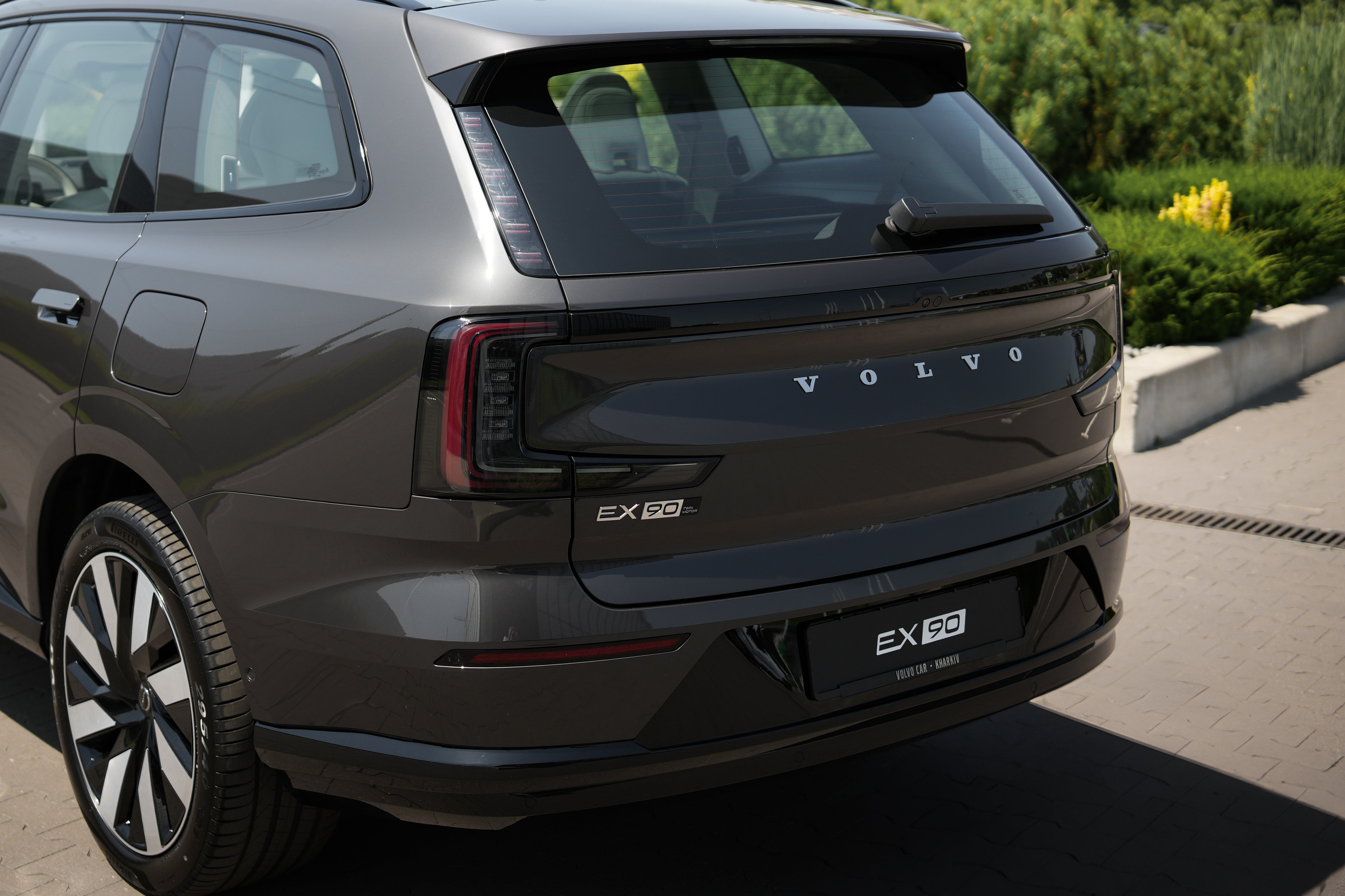 Volvo EX90 Ultra Platinum Grey 2025