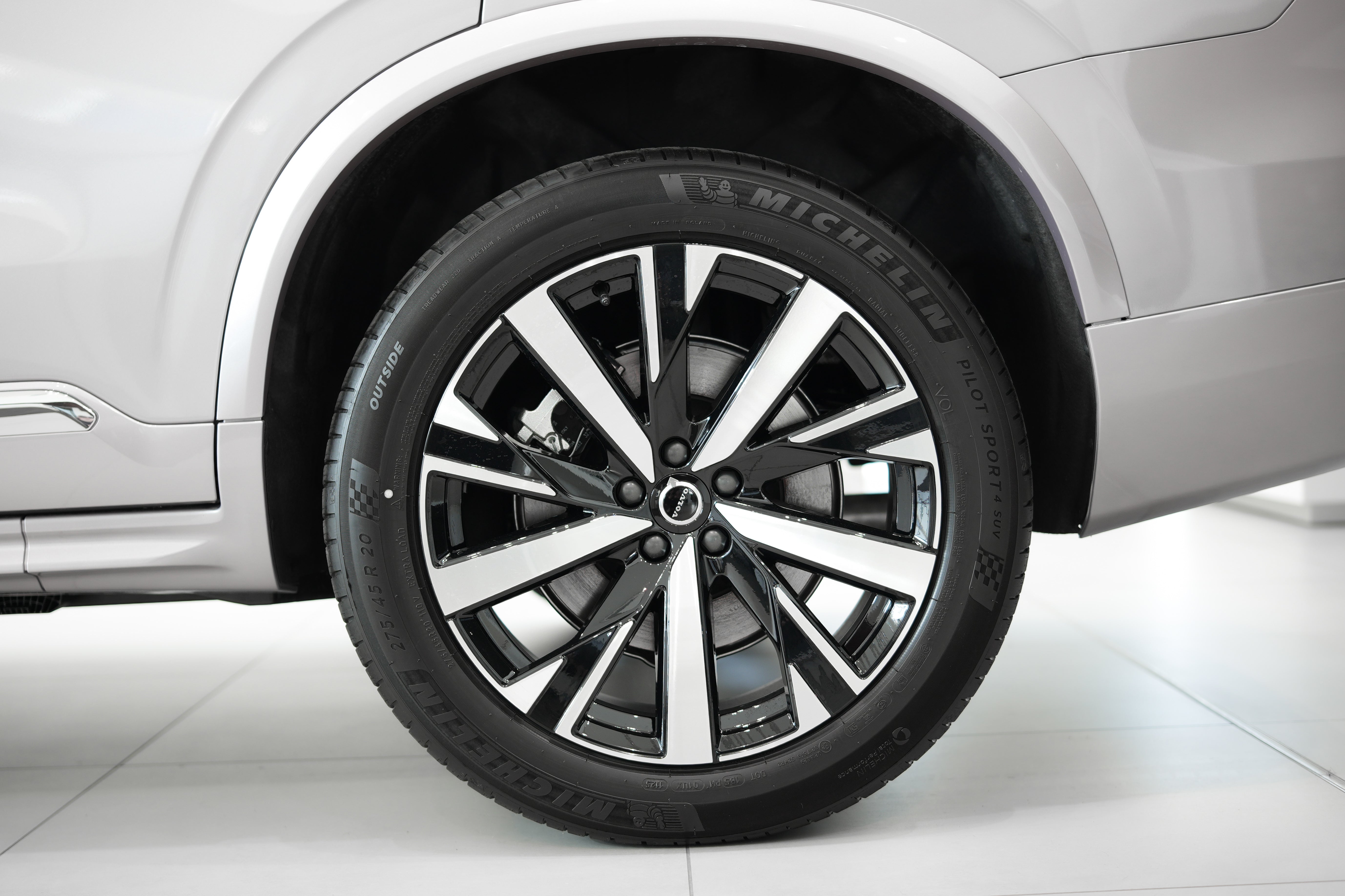 Volvo XC90 B5 Core Aurora Silver