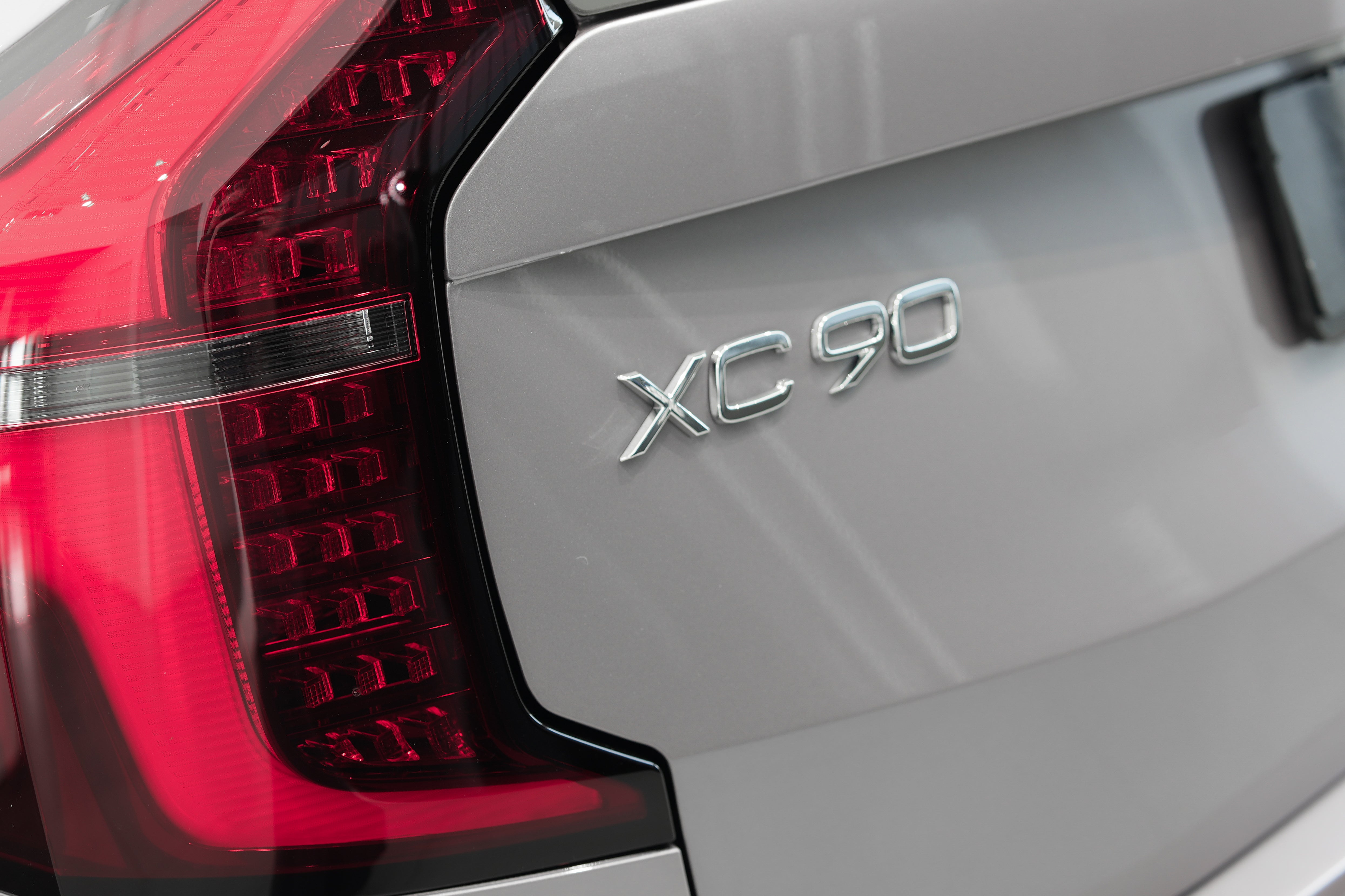 Volvo XC90 B5 Core Aurora Silver