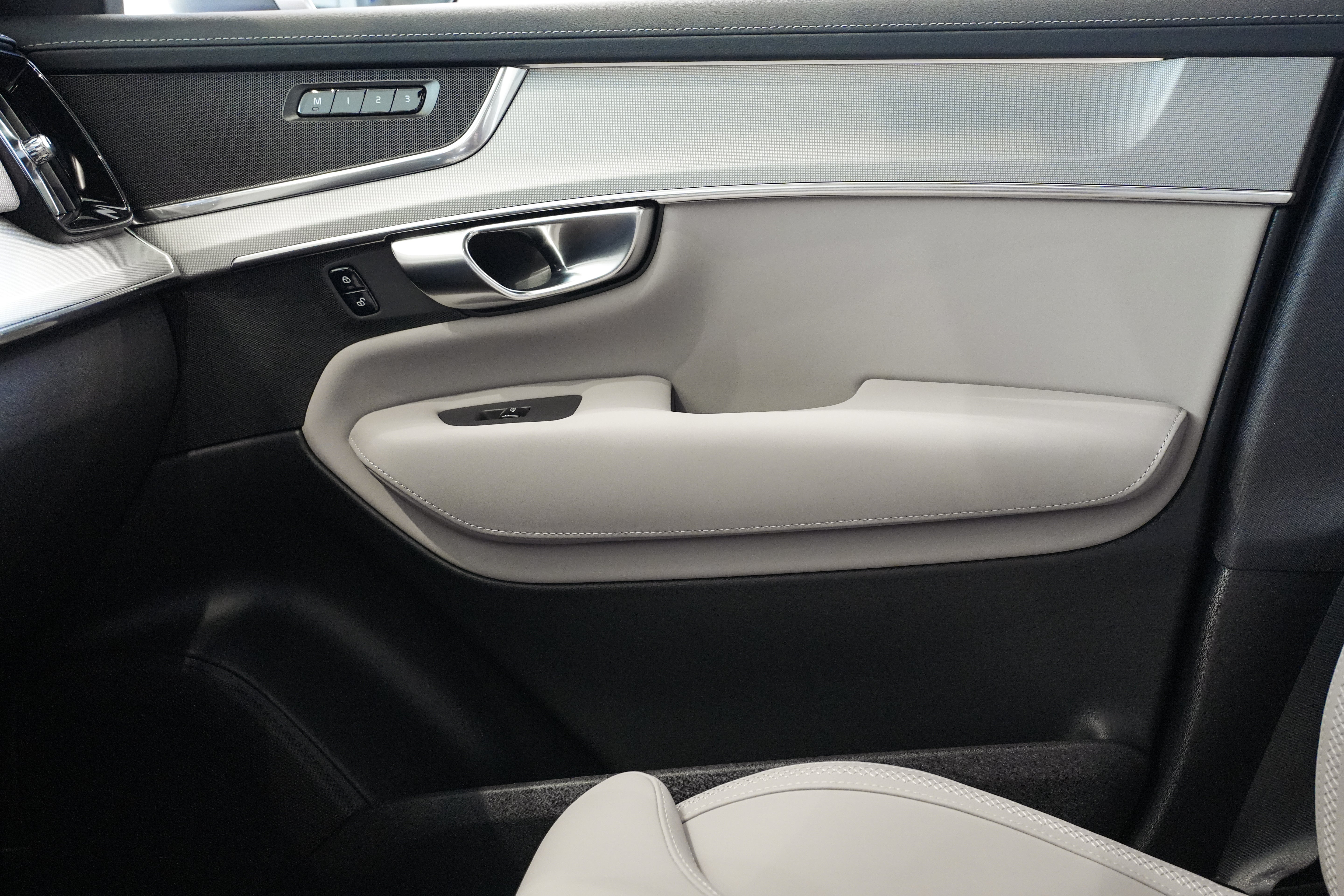 Volvo XC90 B5 Core Aurora Silver