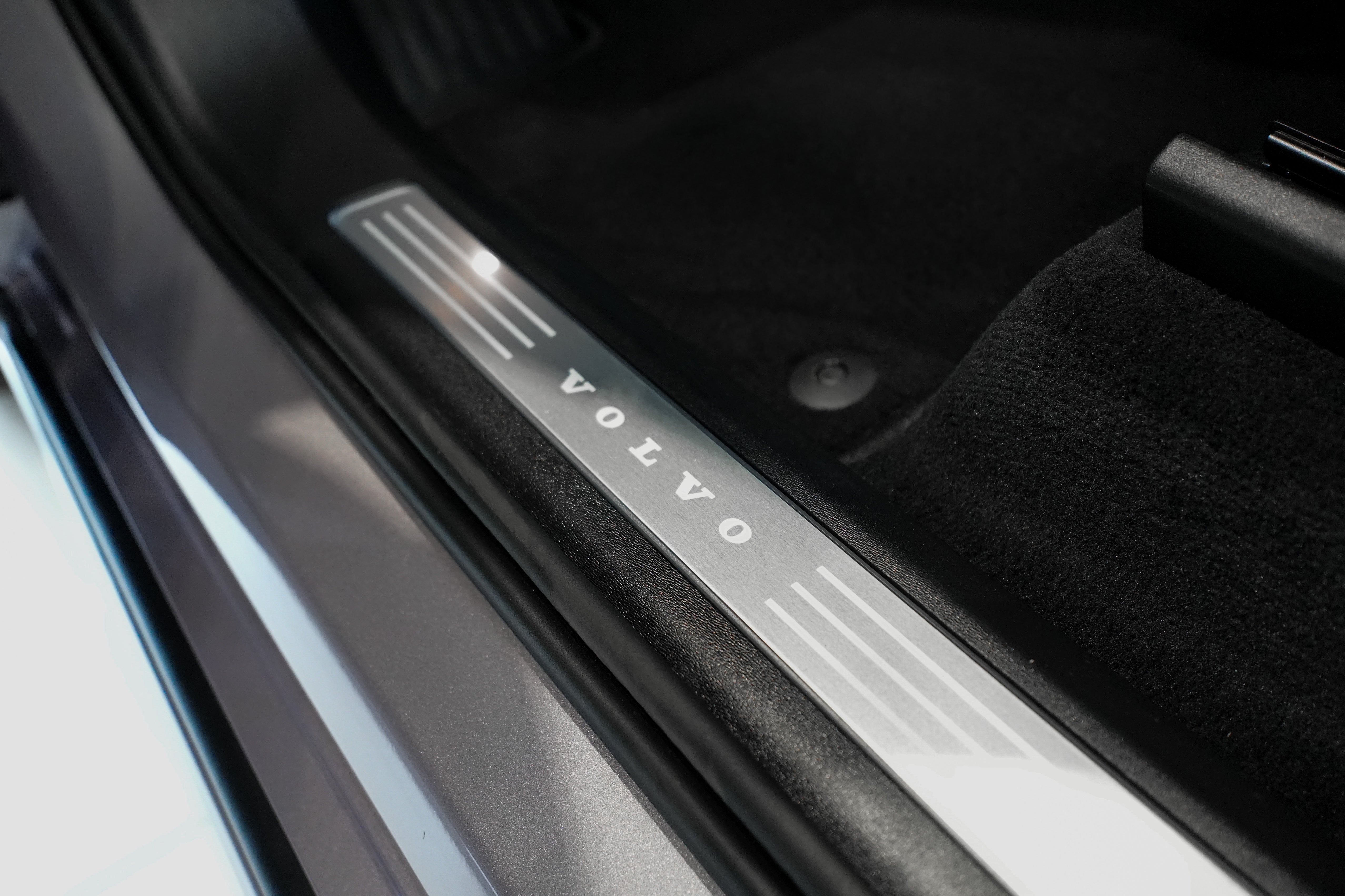 Volvo XC90 B5 Core Aurora Silver