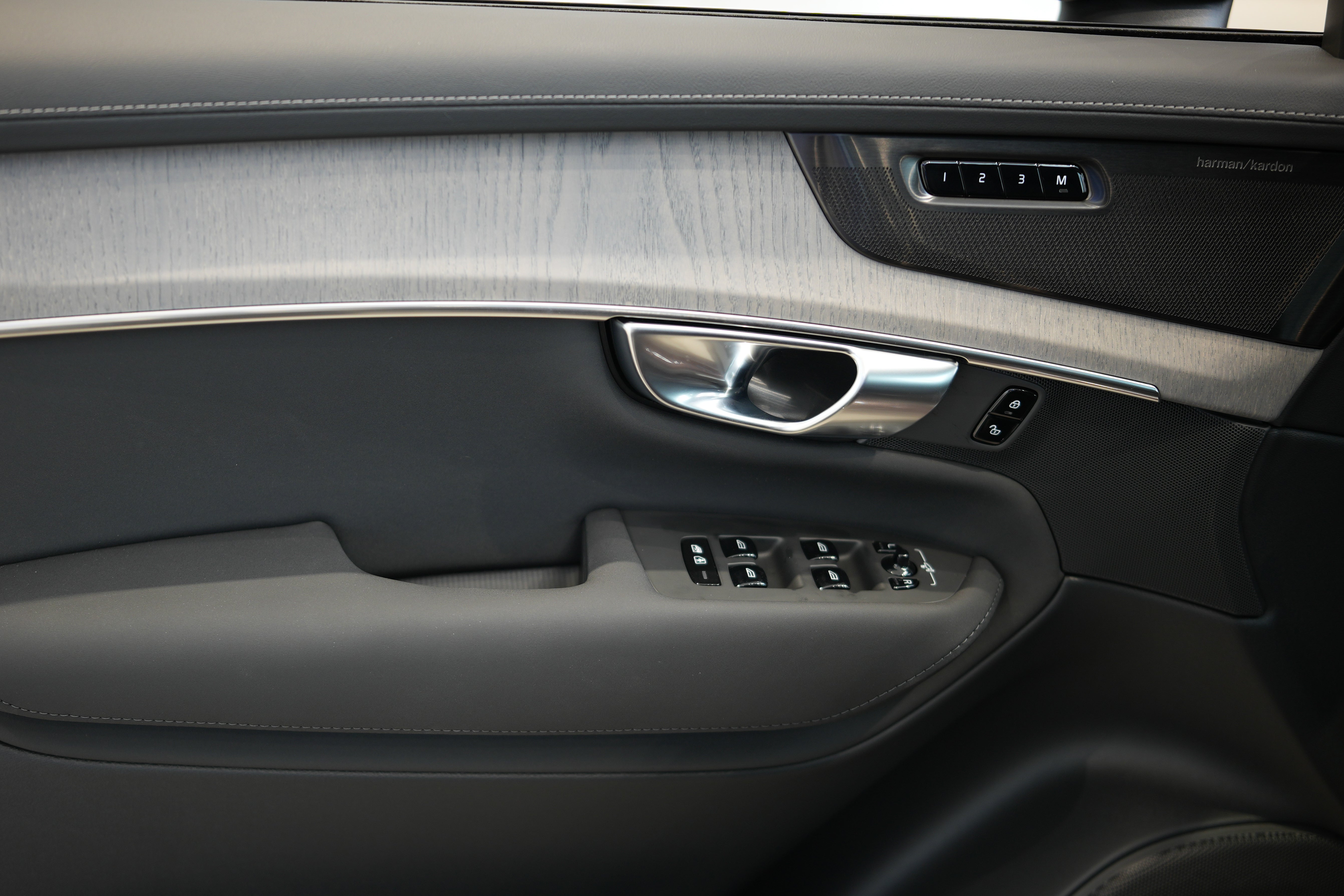 Volvo XC90 B5 Plus Bright Onyx Black