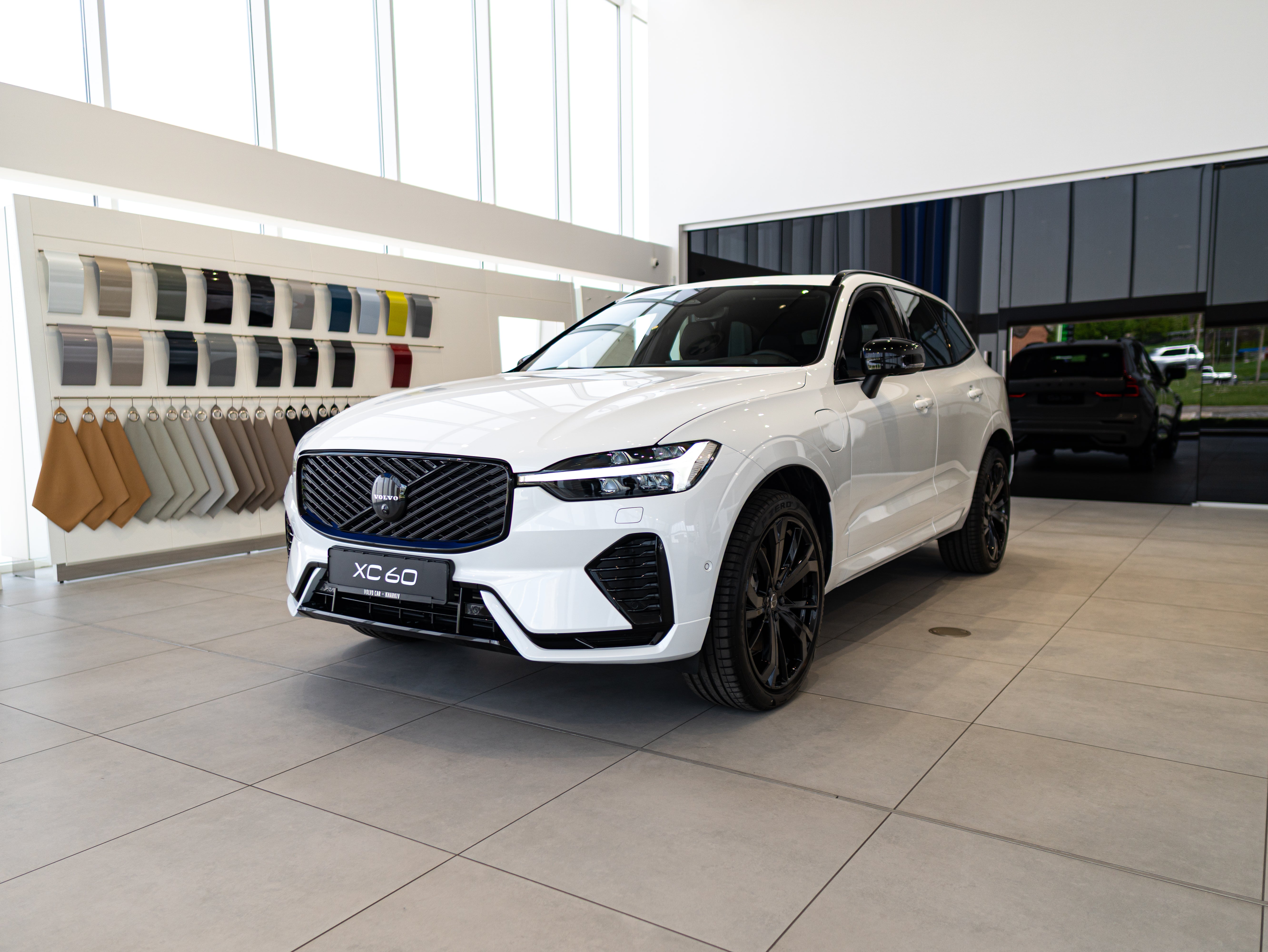 Volvo XC60 T8 Plus Black Edition Crystal White - Charcoal/Leabr3/Charc/Spo