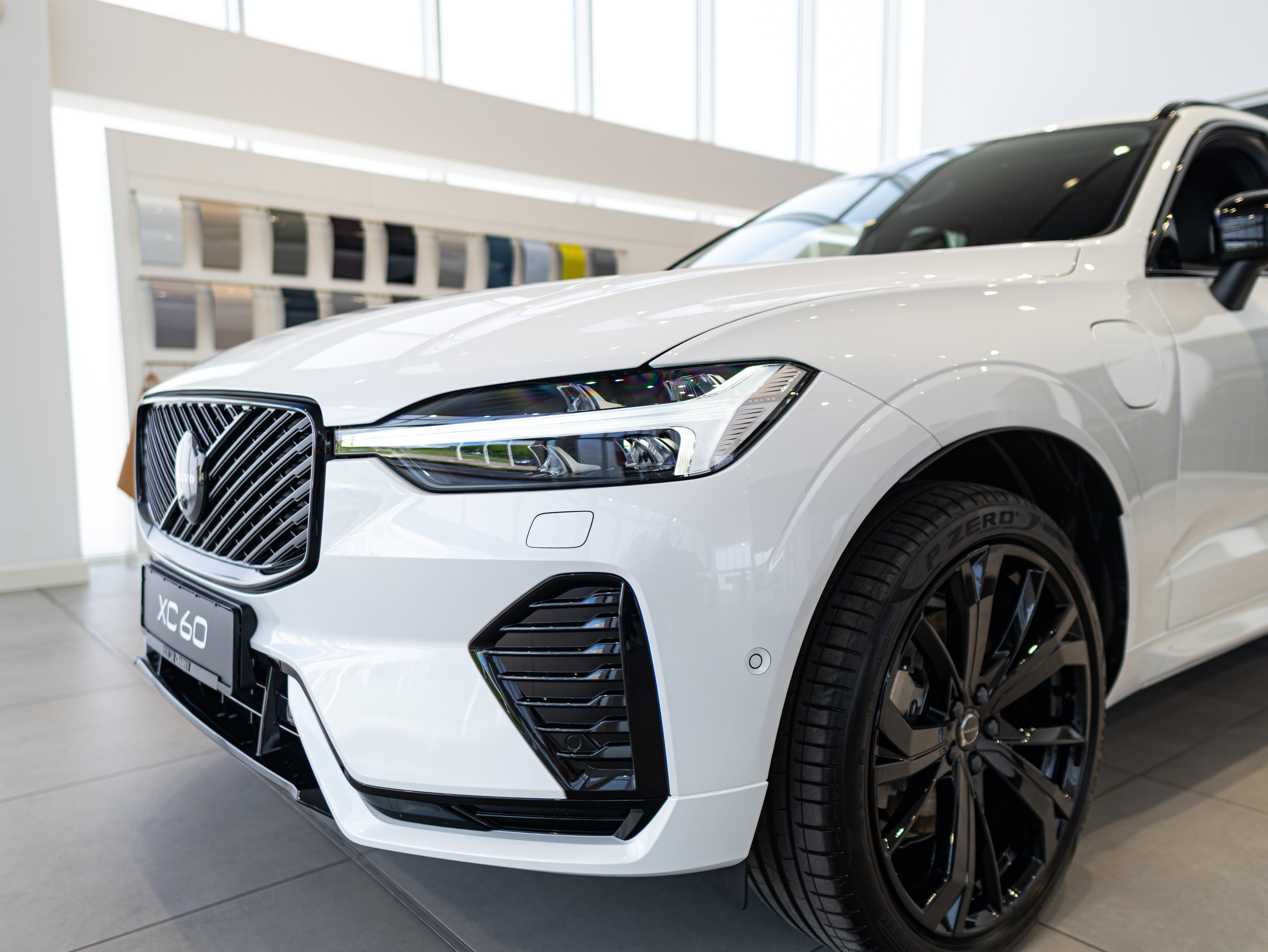 Volvo XC60 T8 Plus Black Edition Crystal White - Charcoal/Leabr3/Charc/Spo