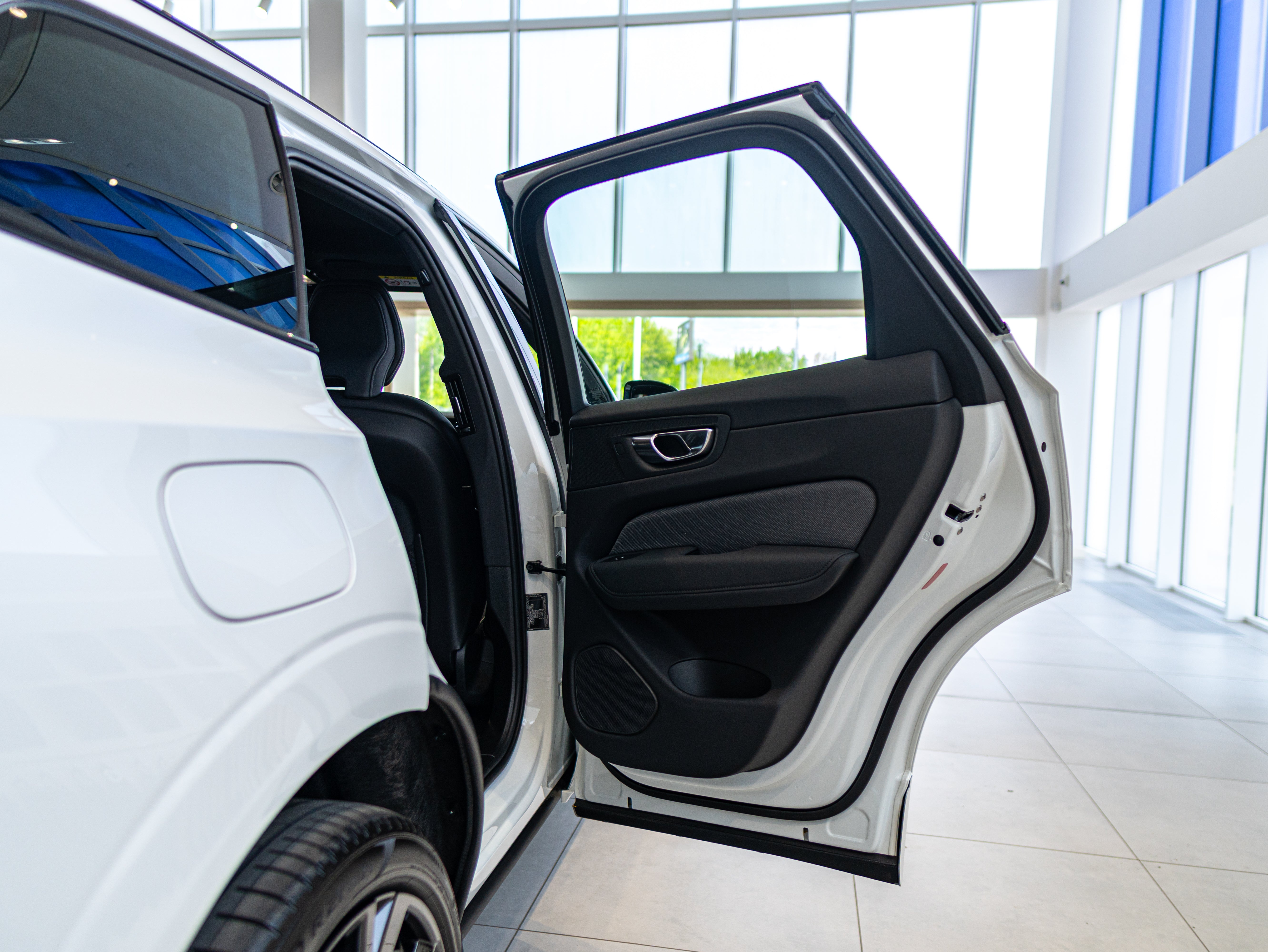Volvo XC60 T8 Plus Black Edition Crystal White - Charcoal/Leabr3/Charc/Spo