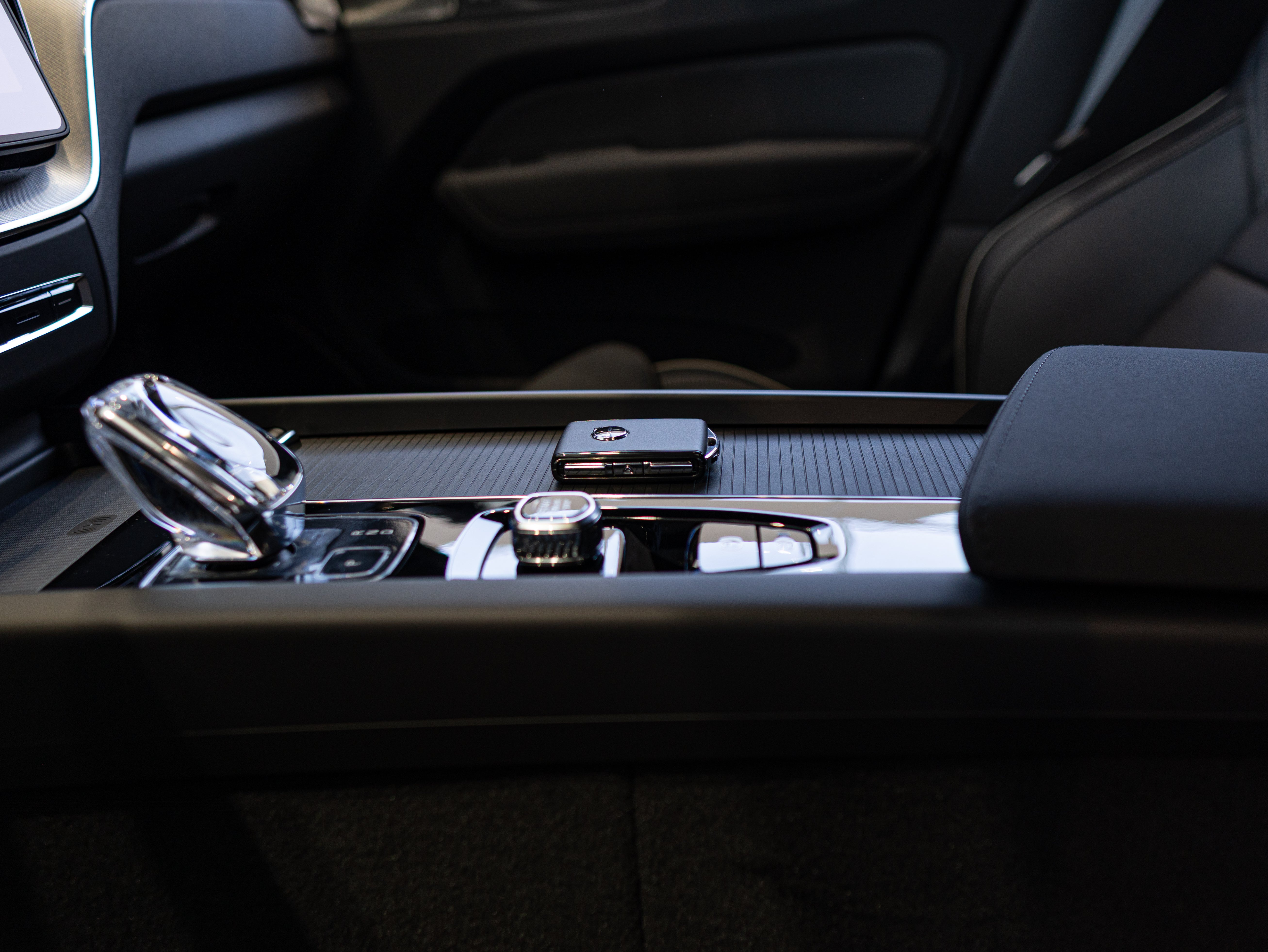Volvo XC60 T8 Plus Black Edition Crystal White - Charcoal/Leabr3/Charc/Spo