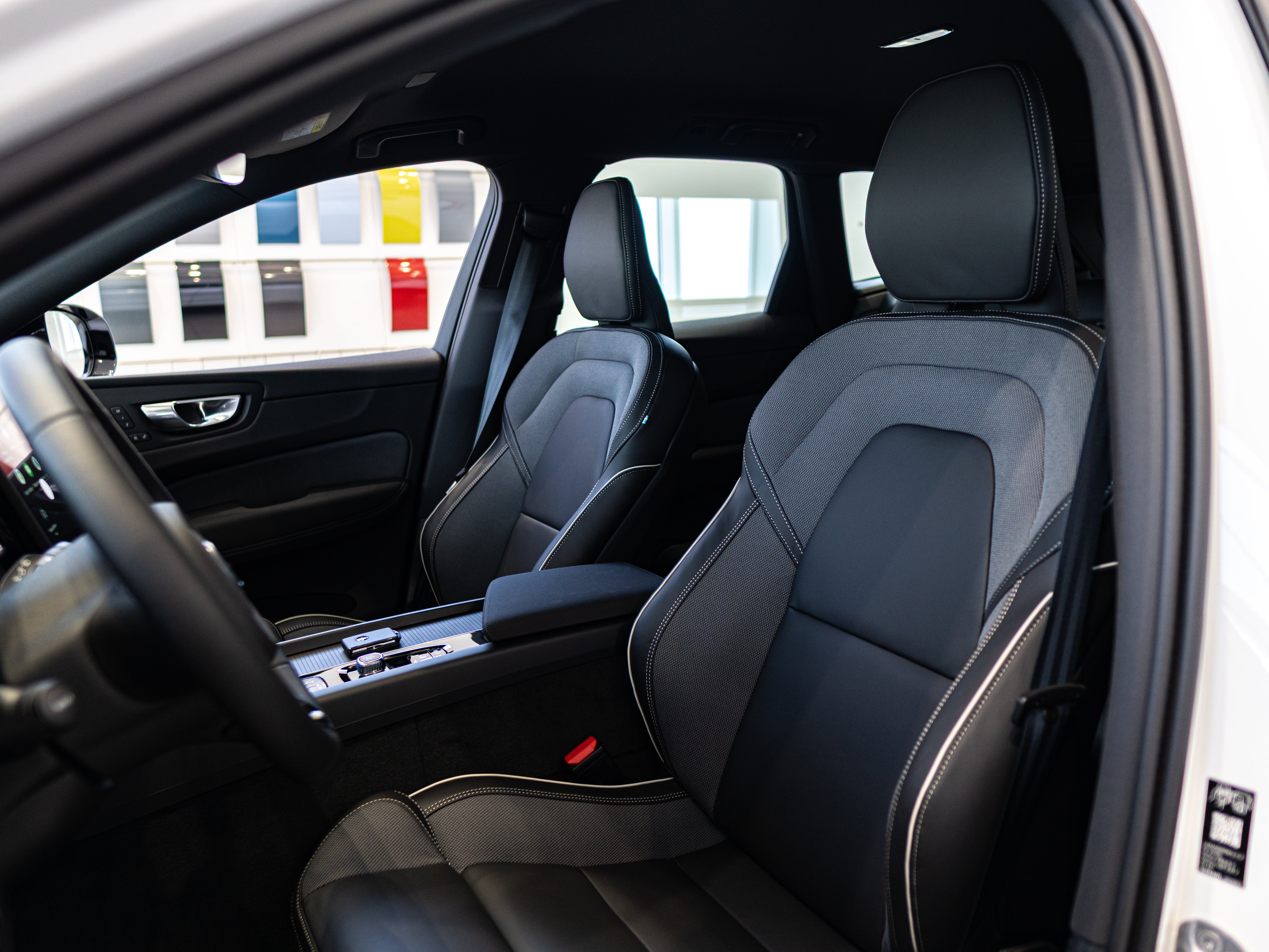 Volvo XC60 T8 Plus Black Edition Crystal White - Charcoal/Leabr3/Charc/Spo