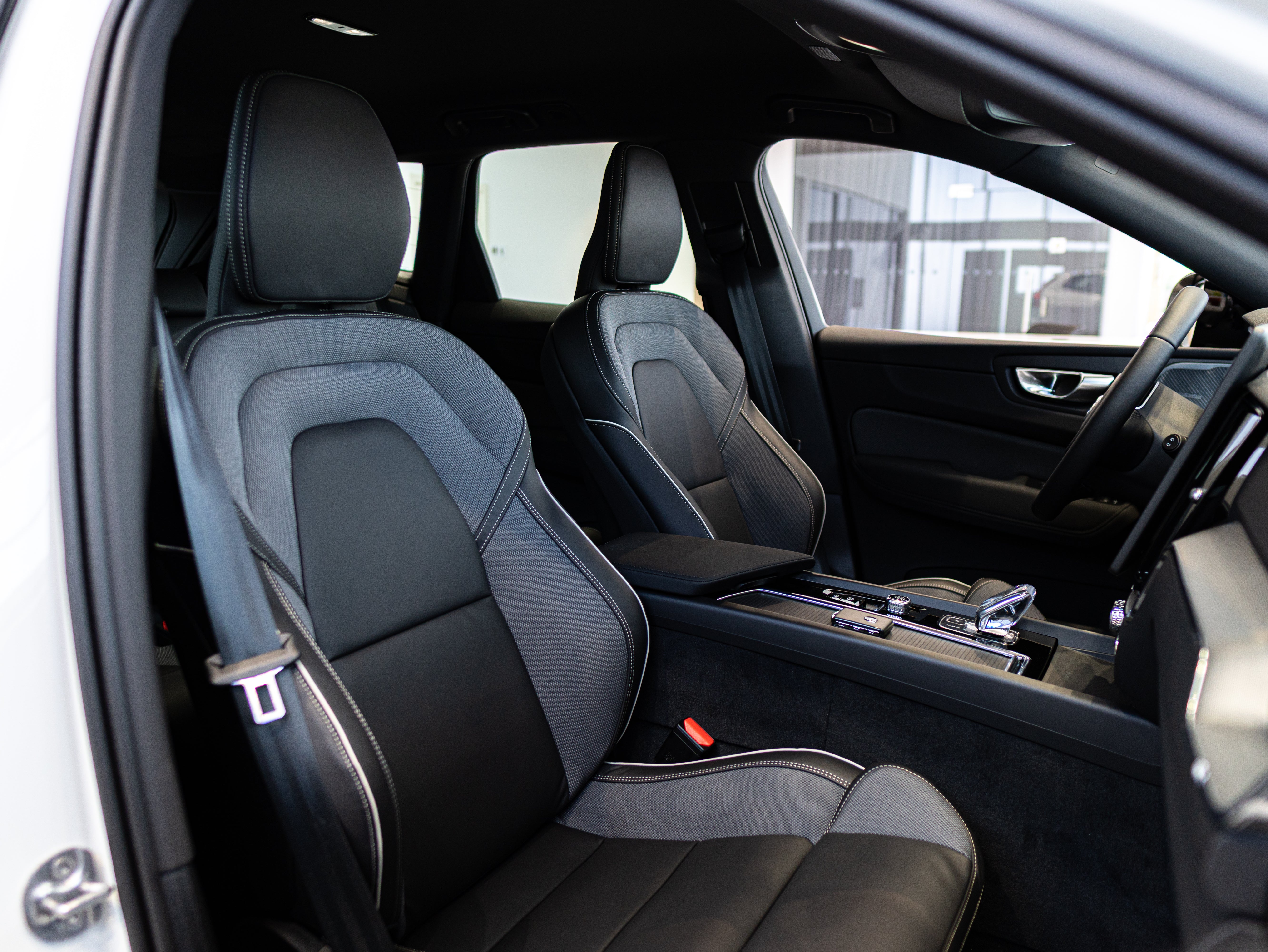 Volvo XC60 T8 Plus Black Edition Crystal White - Charcoal/Leabr3/Charc/Spo