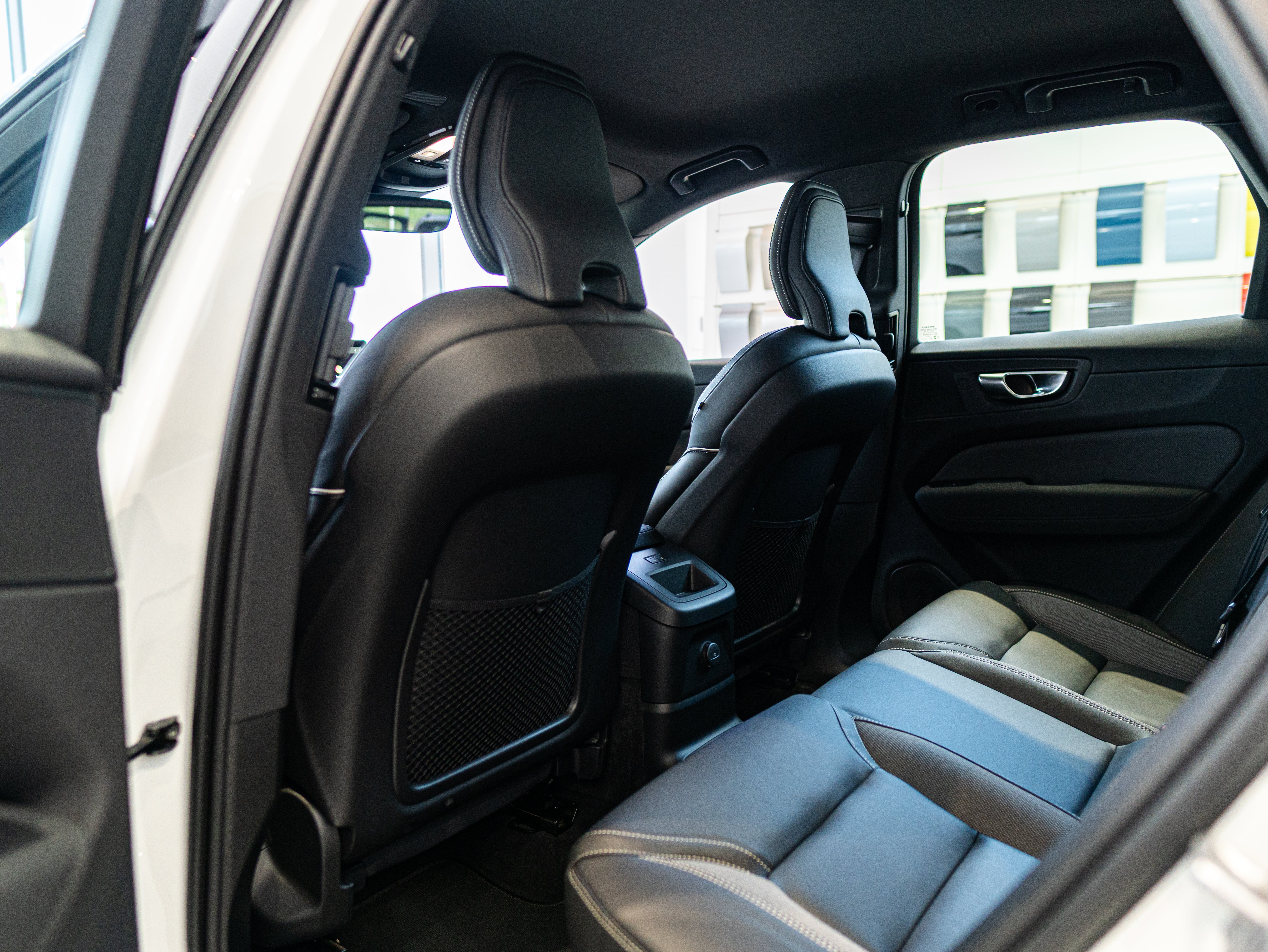 Volvo XC60 T8 Plus Black Edition Crystal White - Charcoal/Leabr3/Charc/Spo