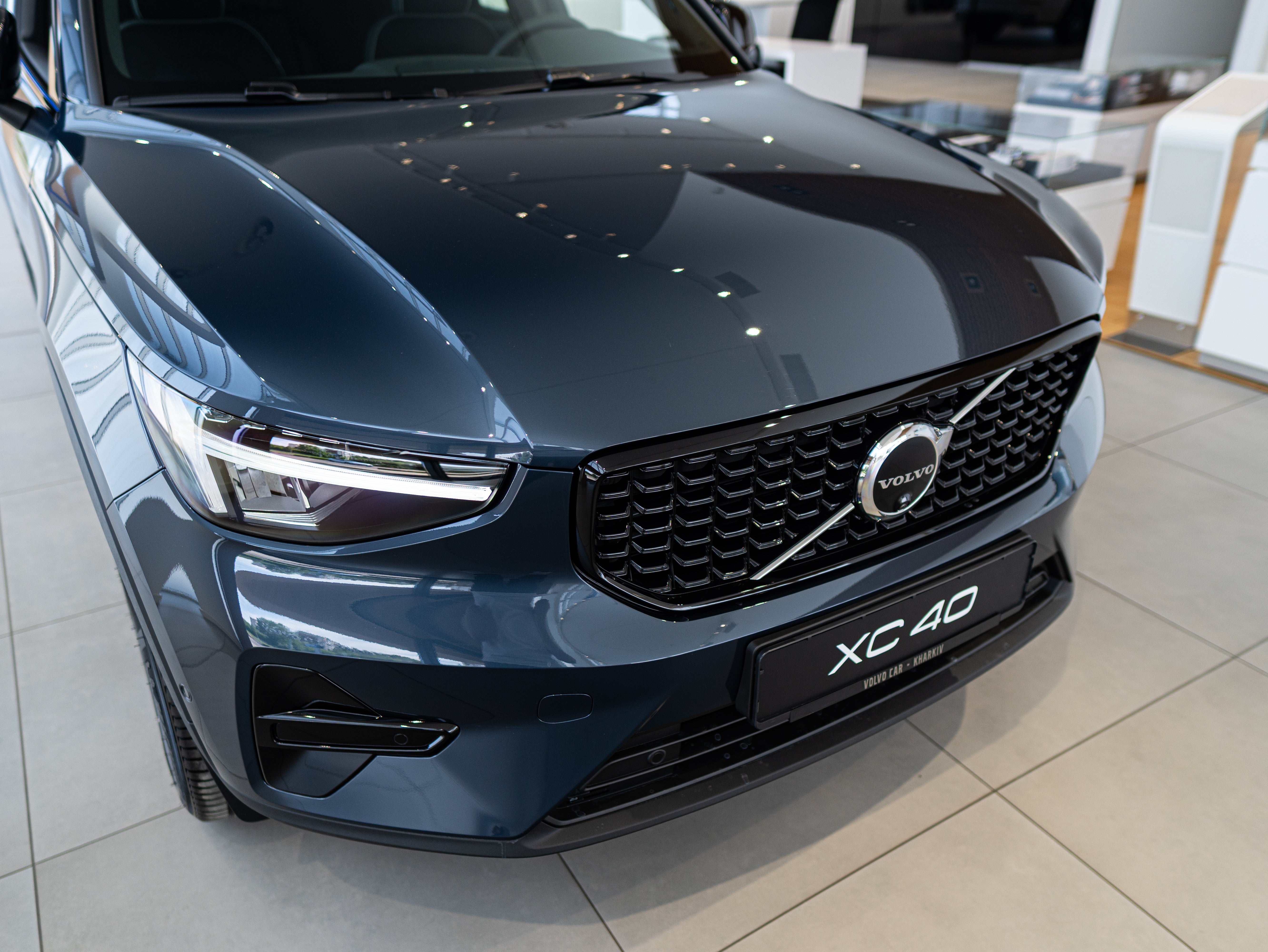 Volvo XC40 B4 Plus Dark Denim Blue - Charcoal/Connect/Charcoal