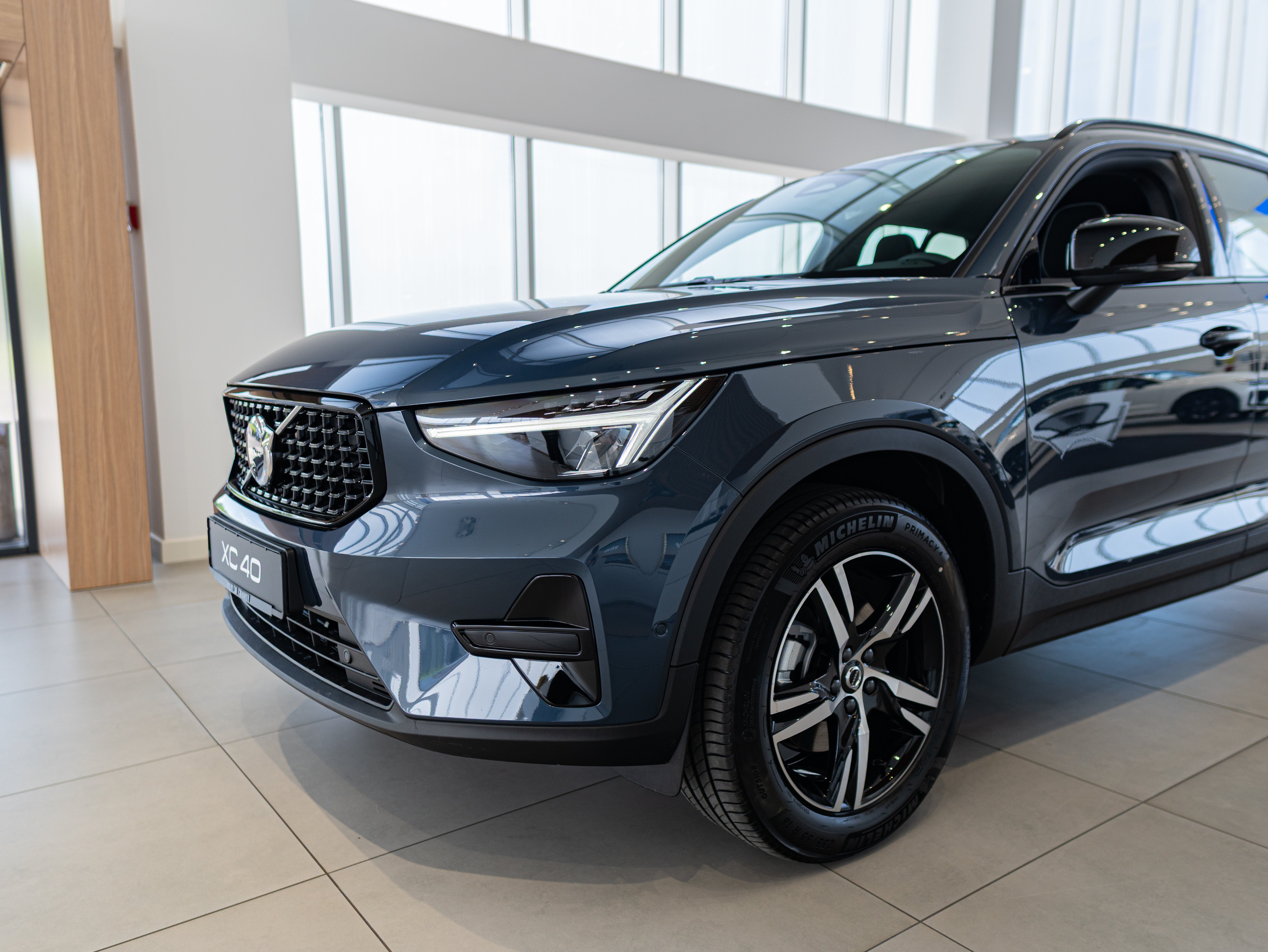 Volvo XC40 B4 Plus Dark Denim Blue - Charcoal/Connect/Charcoal