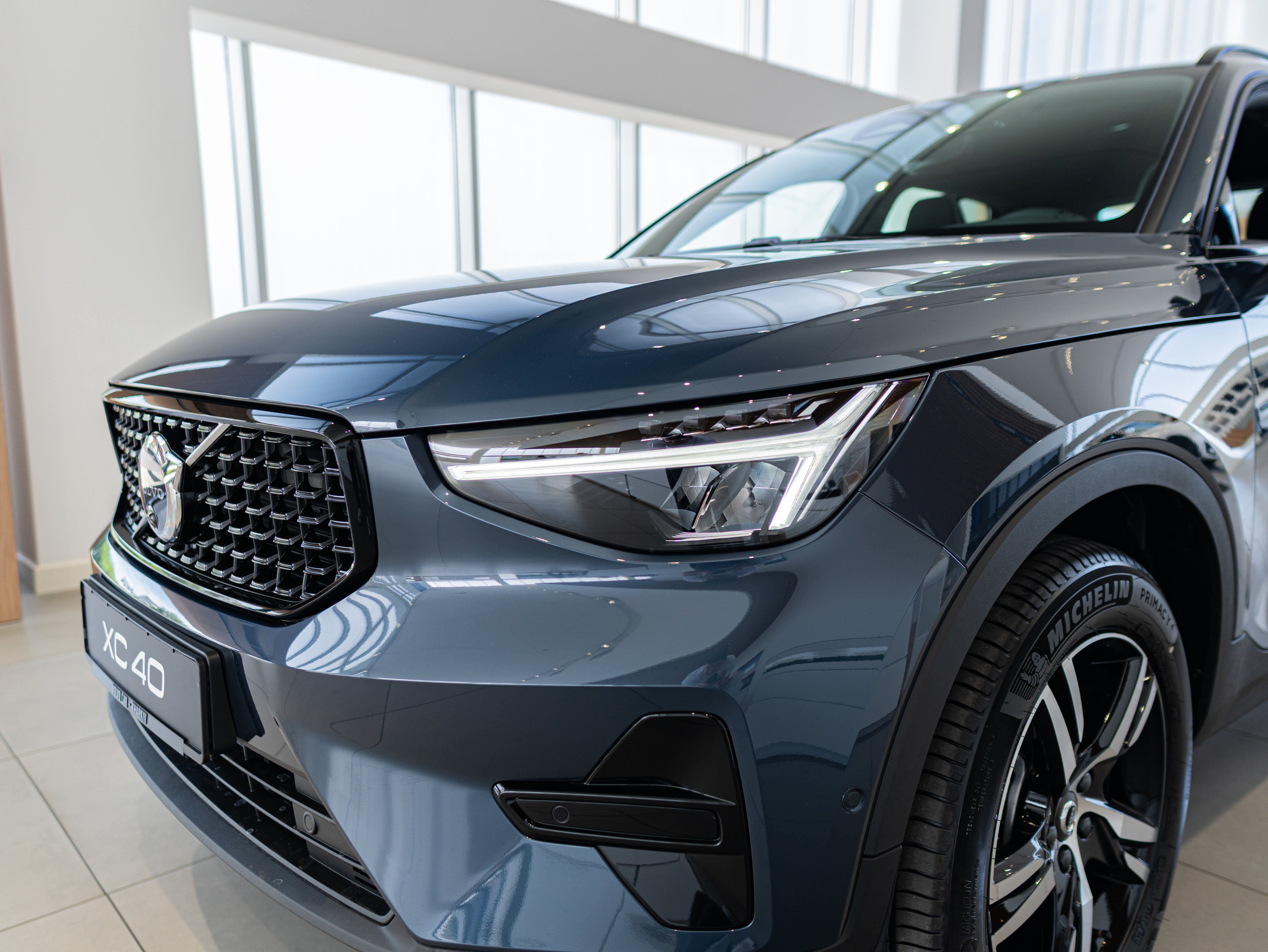 Volvo XC40 B4 Plus Dark Denim Blue - Charcoal/Connect/Charcoal