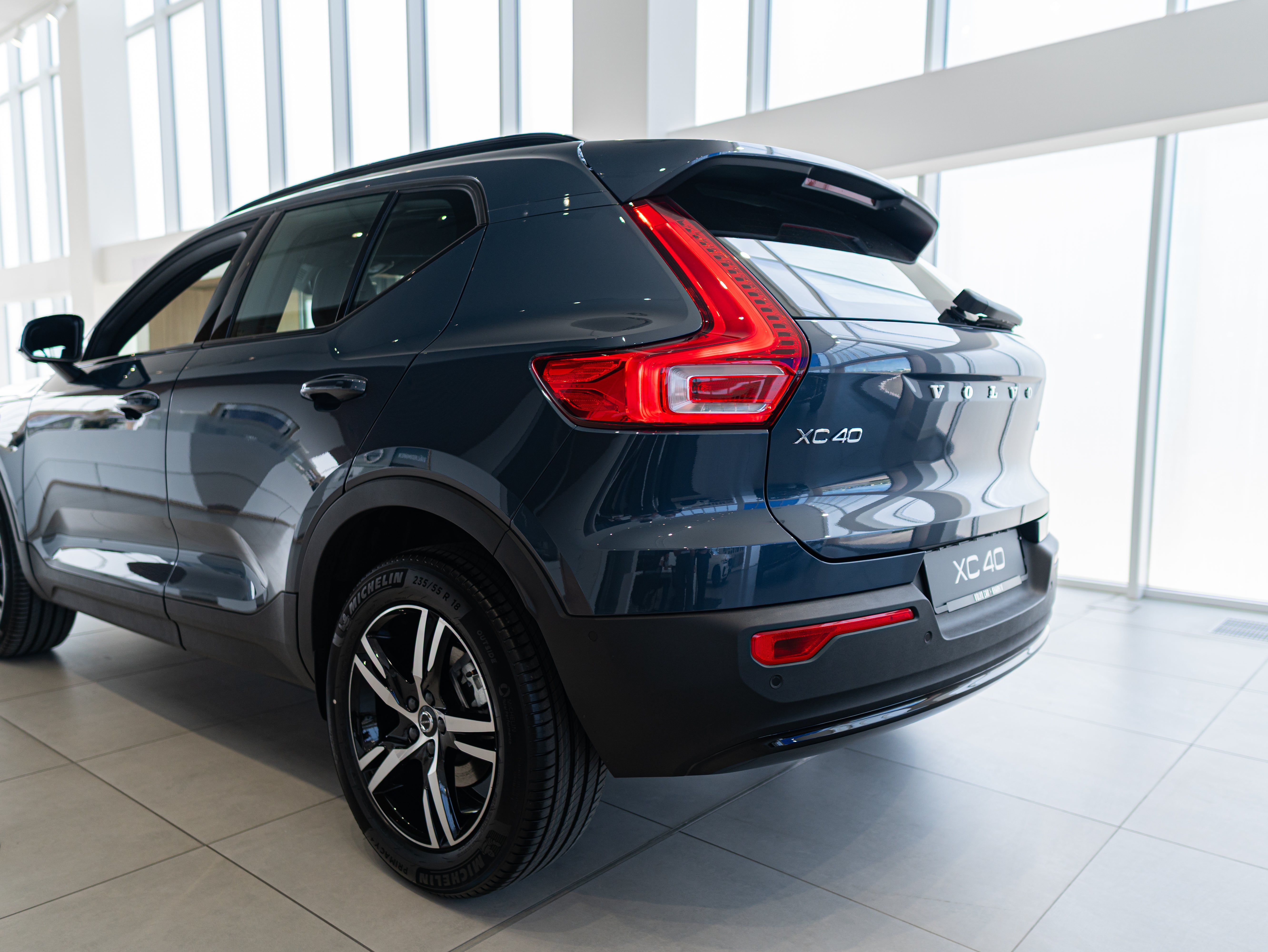 Volvo XC40 B4 Plus Dark Denim Blue - Charcoal/Connect/Charcoal