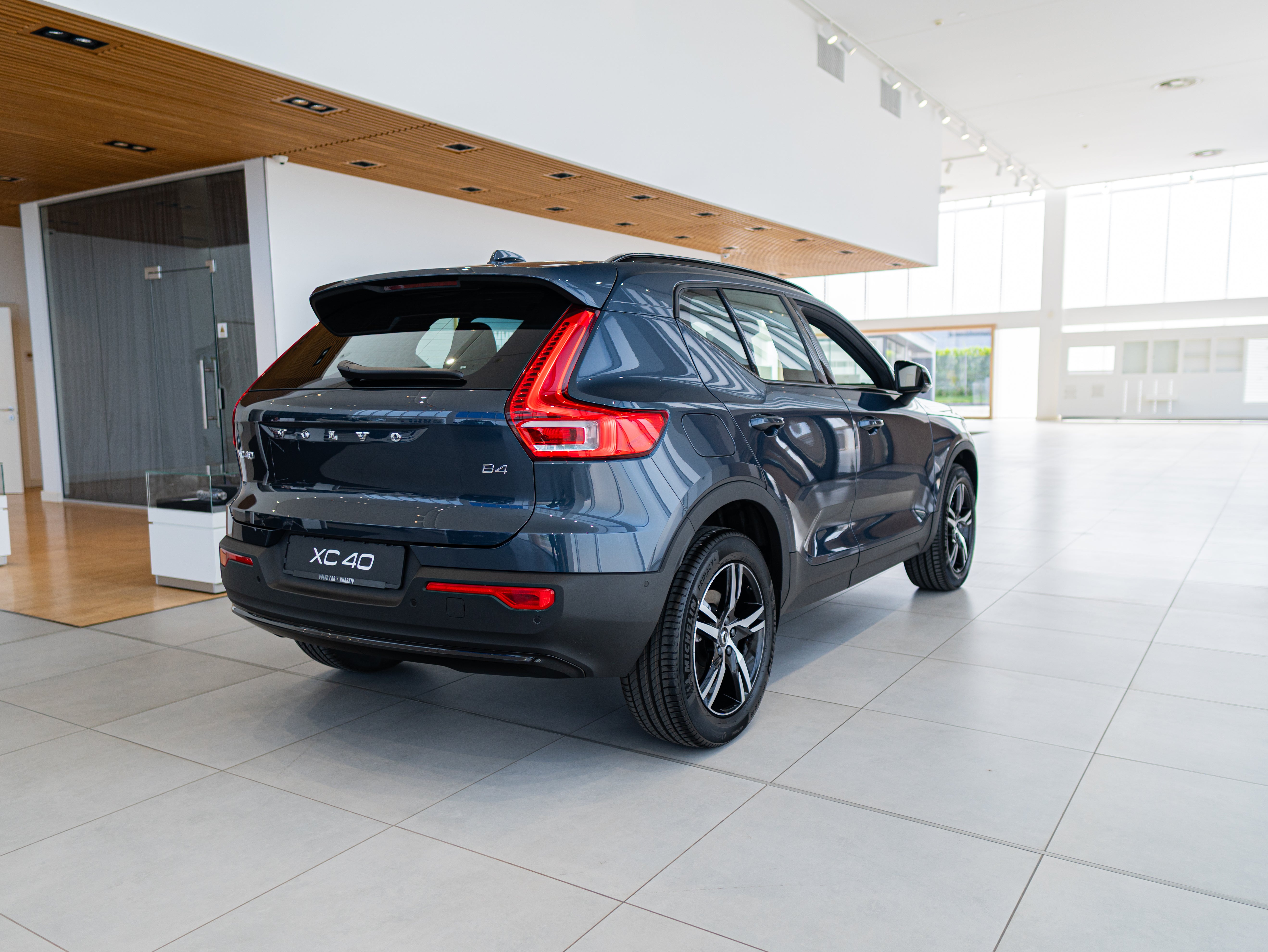 Volvo XC40 B4 Plus Dark Denim Blue - Charcoal/Connect/Charcoal