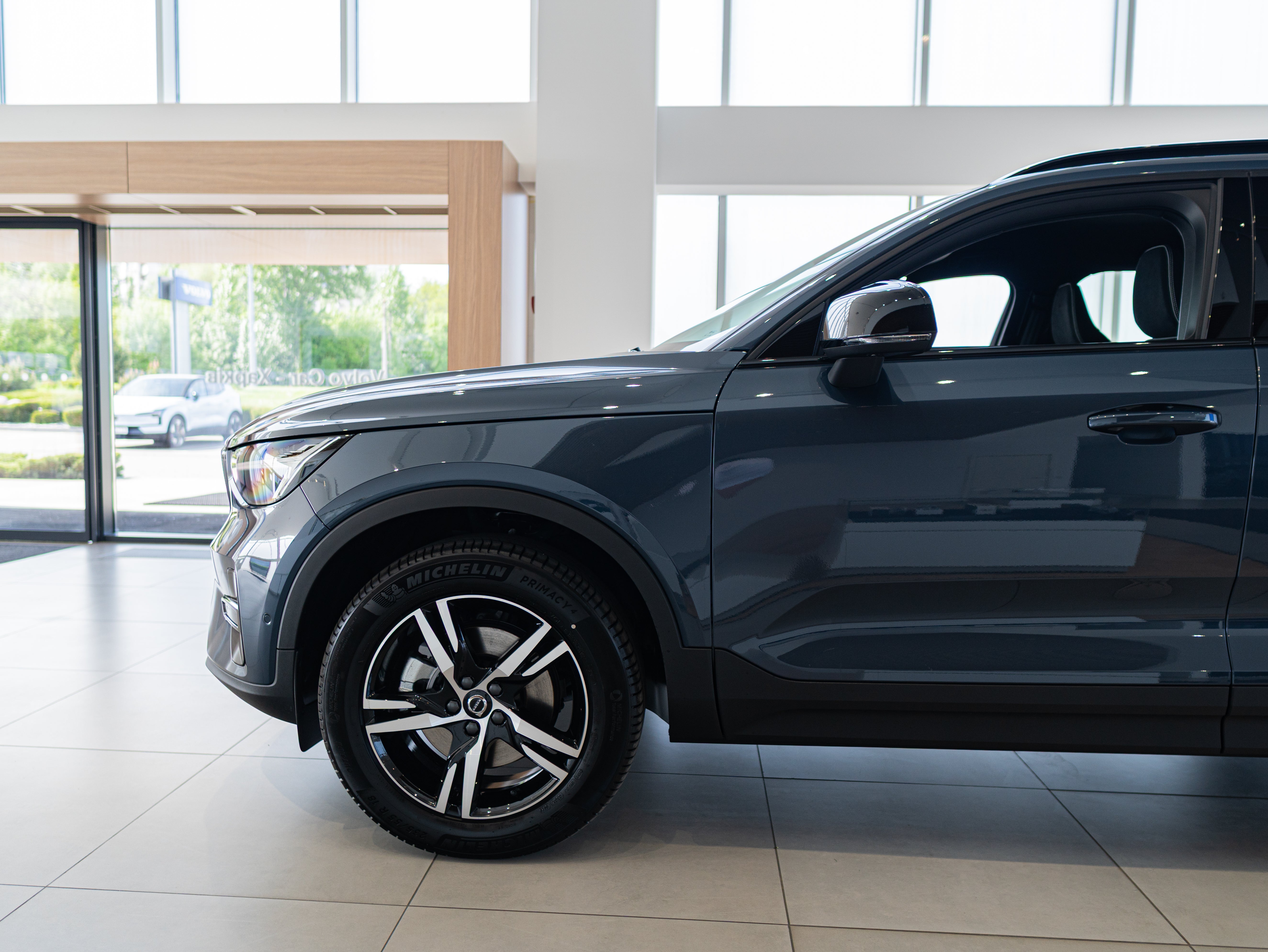 Volvo XC40 B4 Plus Dark Denim Blue - Charcoal/Connect/Charcoal