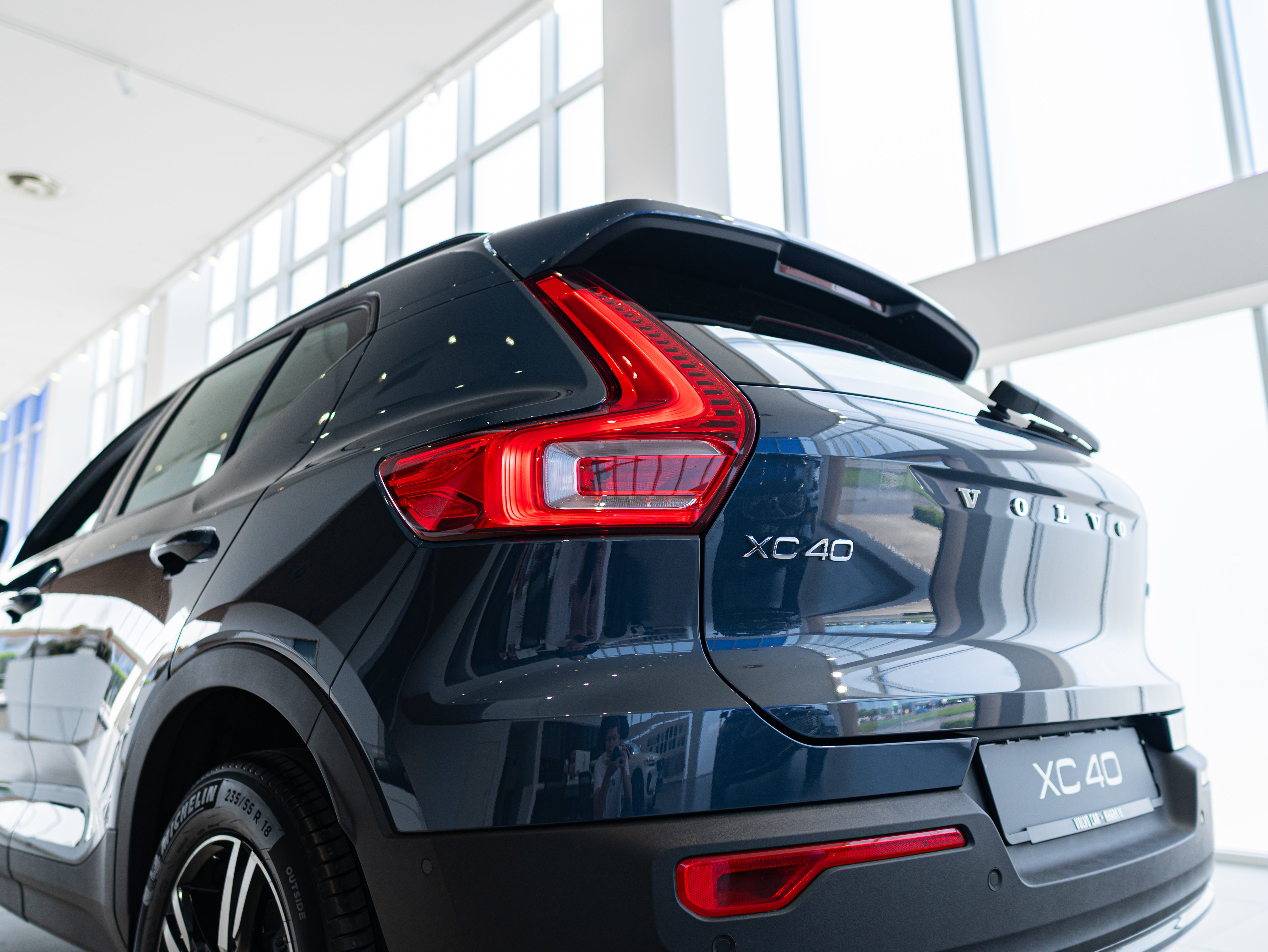 Volvo XC40 B4 Plus Dark Denim Blue - Charcoal/Connect/Charcoal