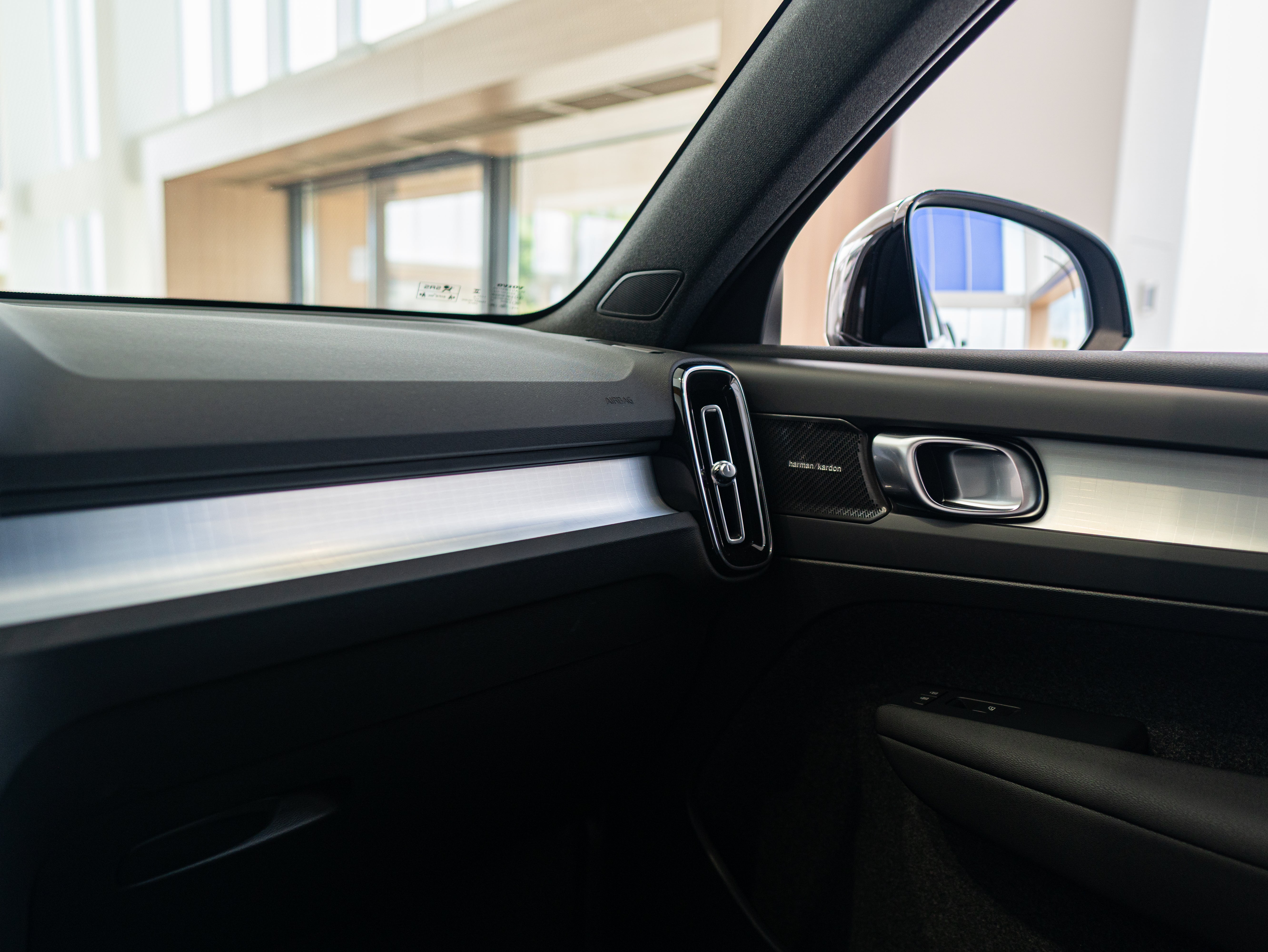 Volvo XC40 B4 Plus Dark Denim Blue - Charcoal/Connect/Charcoal