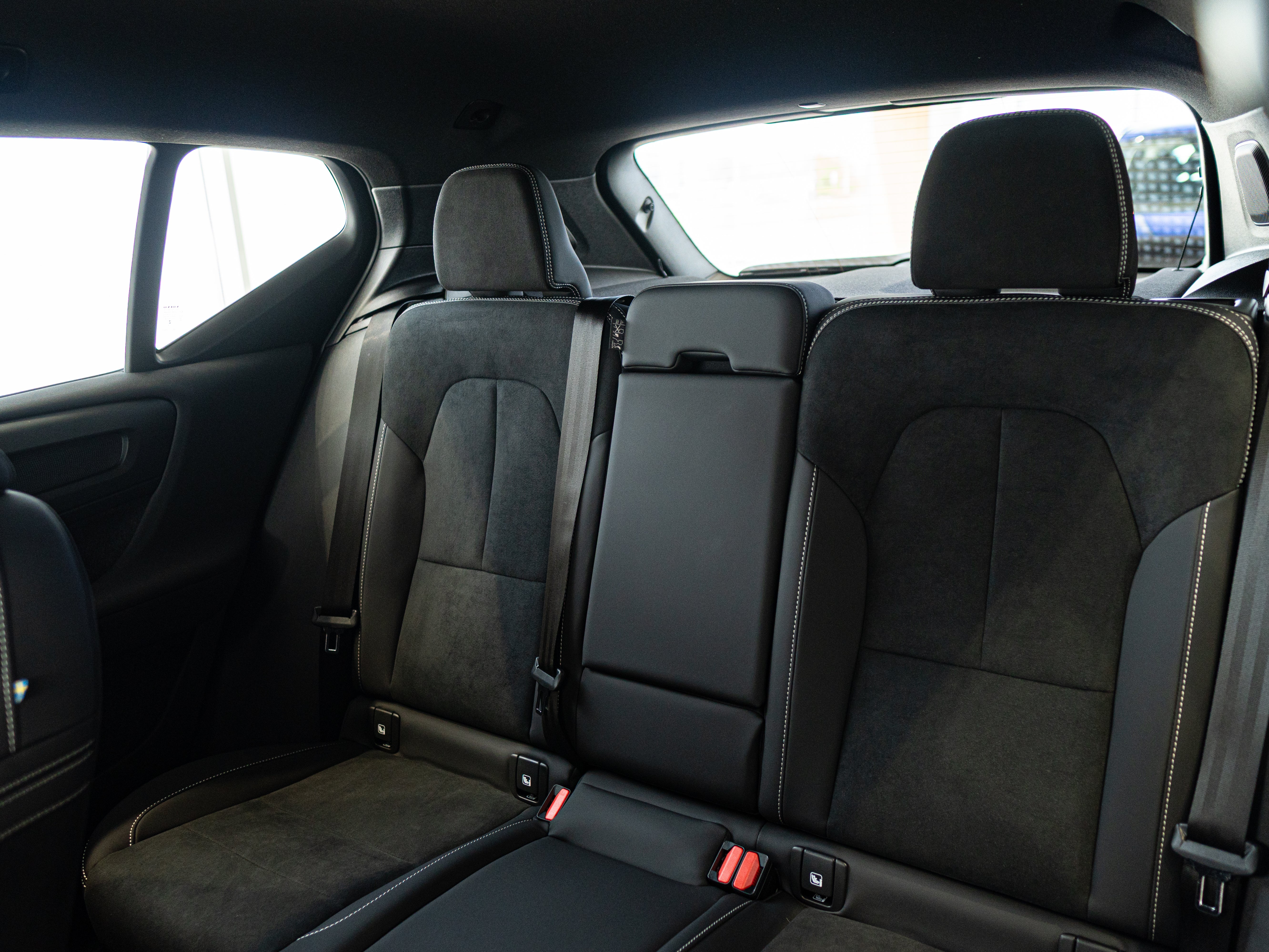 Volvo XC40 B4 Plus Dark Denim Blue - Charcoal/Connect/Charcoal
