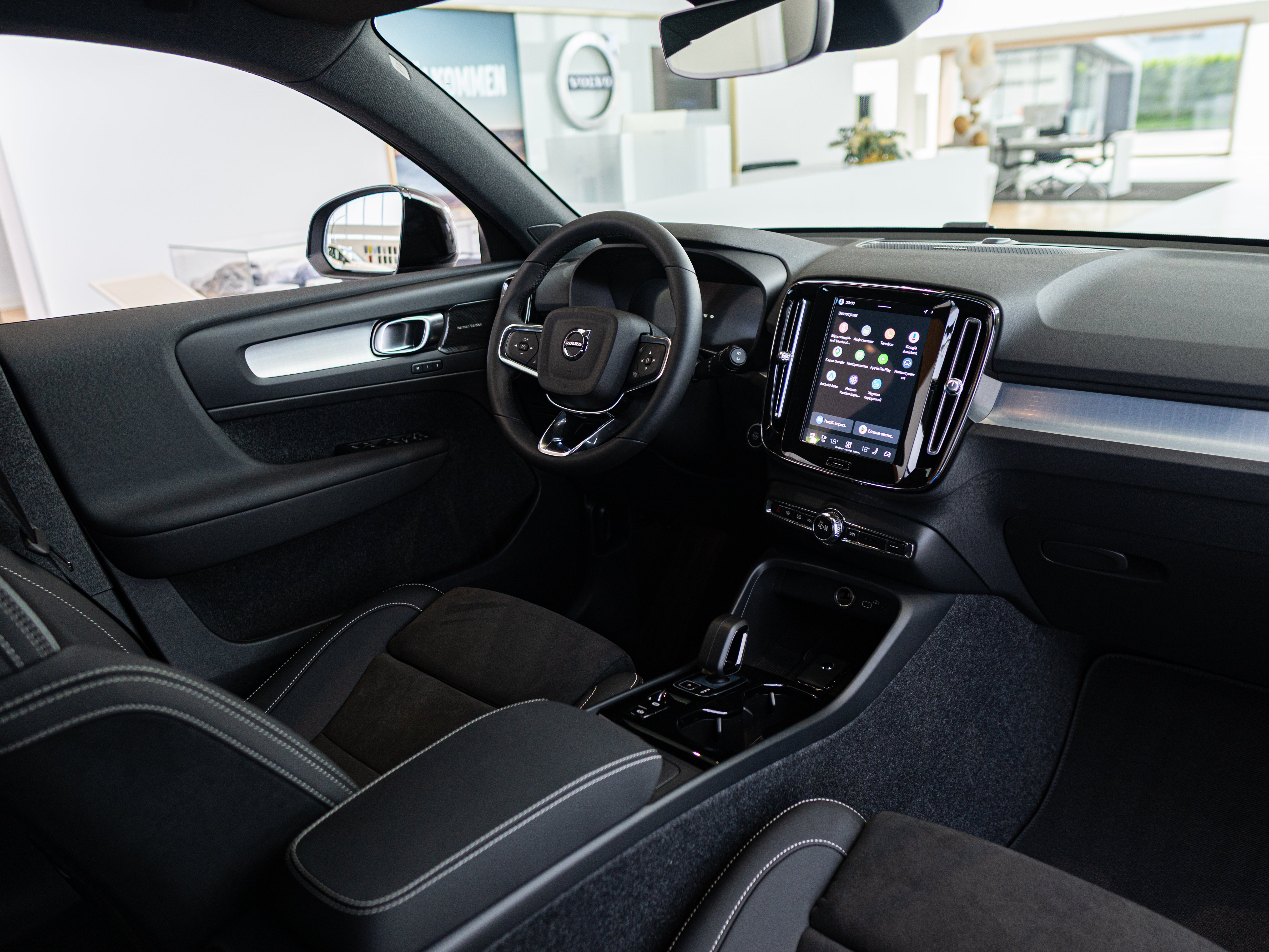 Volvo XC40 B4 Plus Dark Denim Blue - Charcoal/Connect/Charcoal