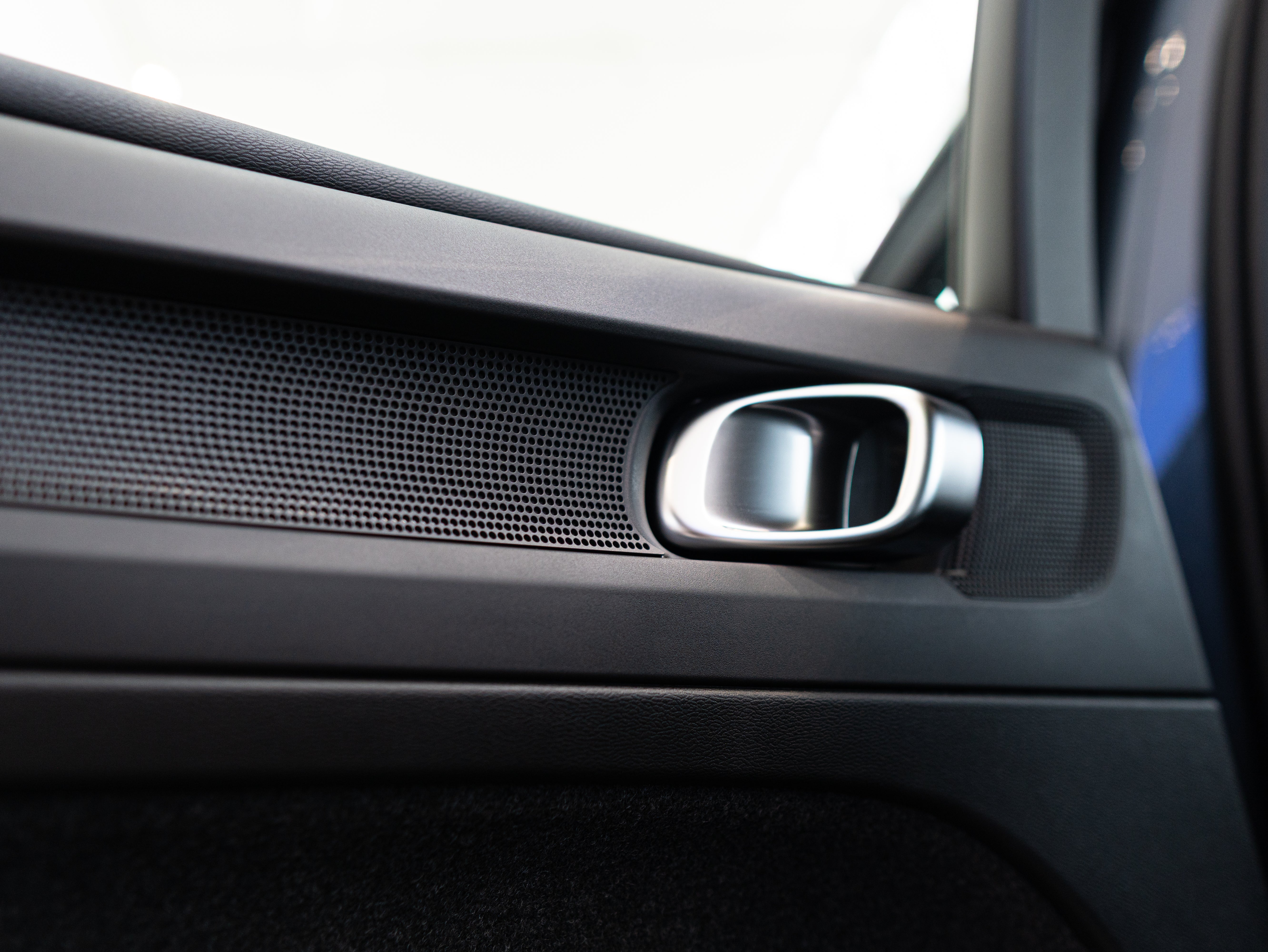 Volvo XC40 B4 Plus Dark Denim Blue - Charcoal/Connect/Charcoal