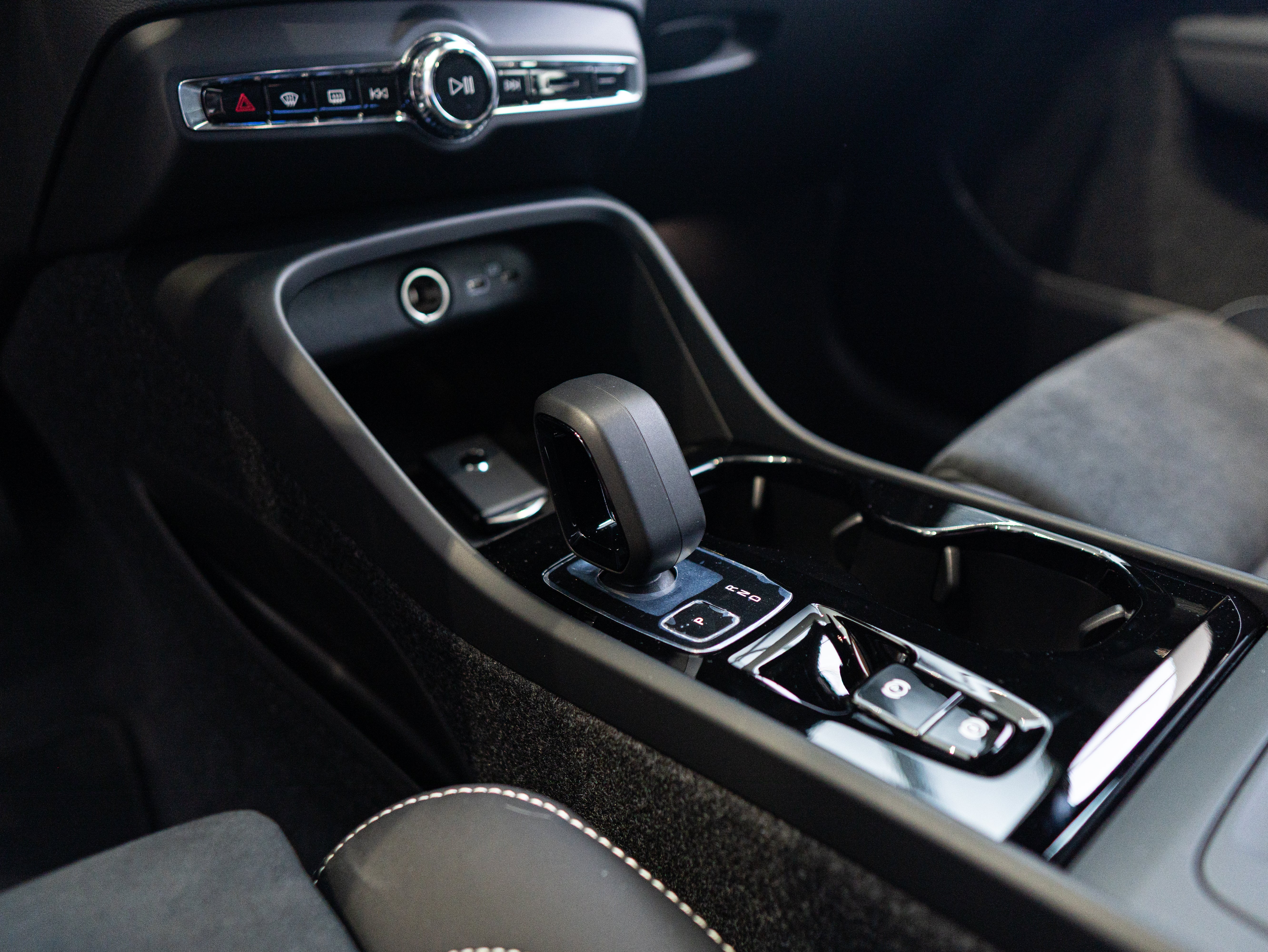 Volvo XC40 B4 Plus Dark Denim Blue - Charcoal/Connect/Charcoal