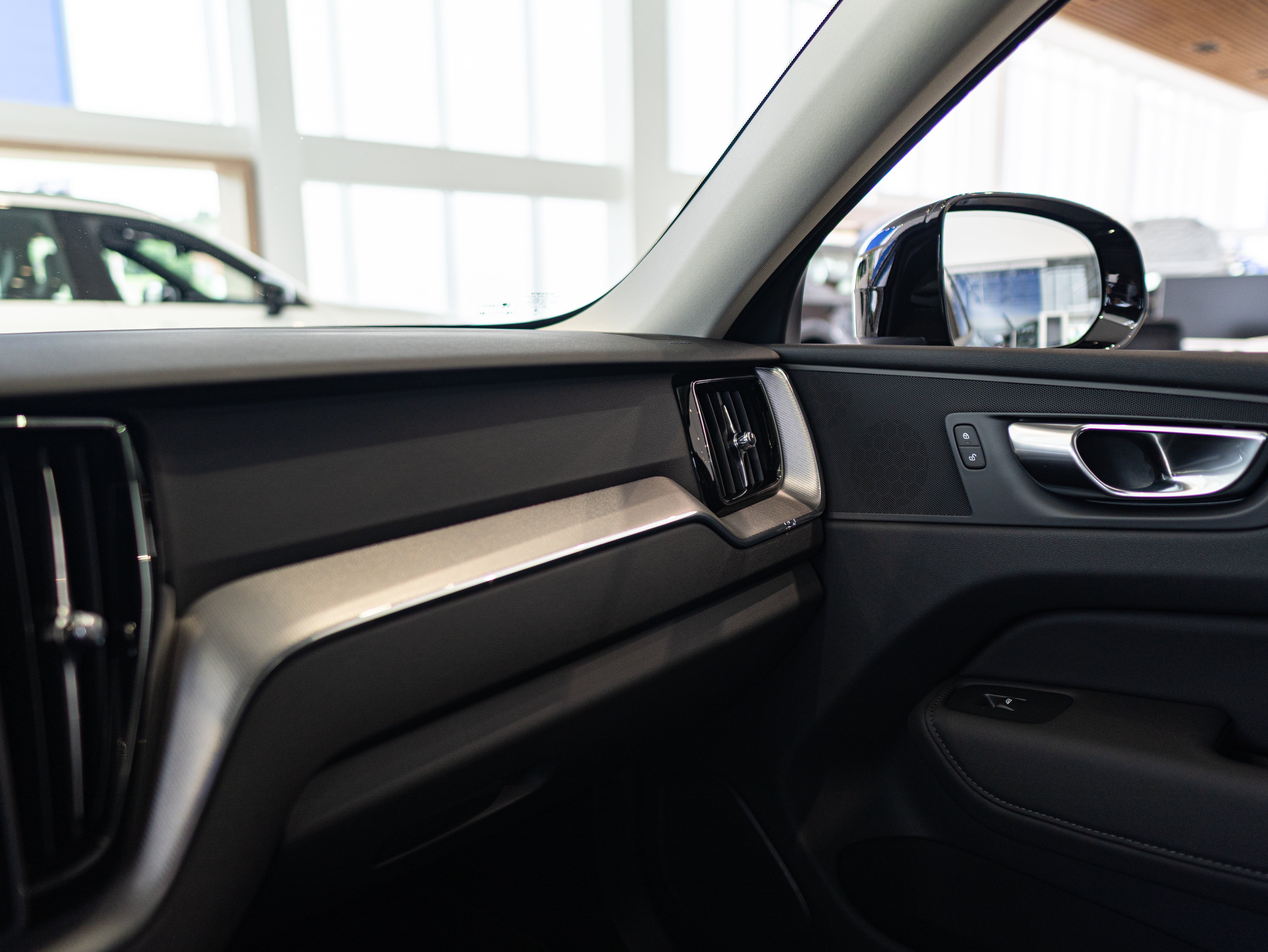 Volvo XC60 B5 Core Onyx Black - Charcoal/Vinyl5/Charcoal 2026