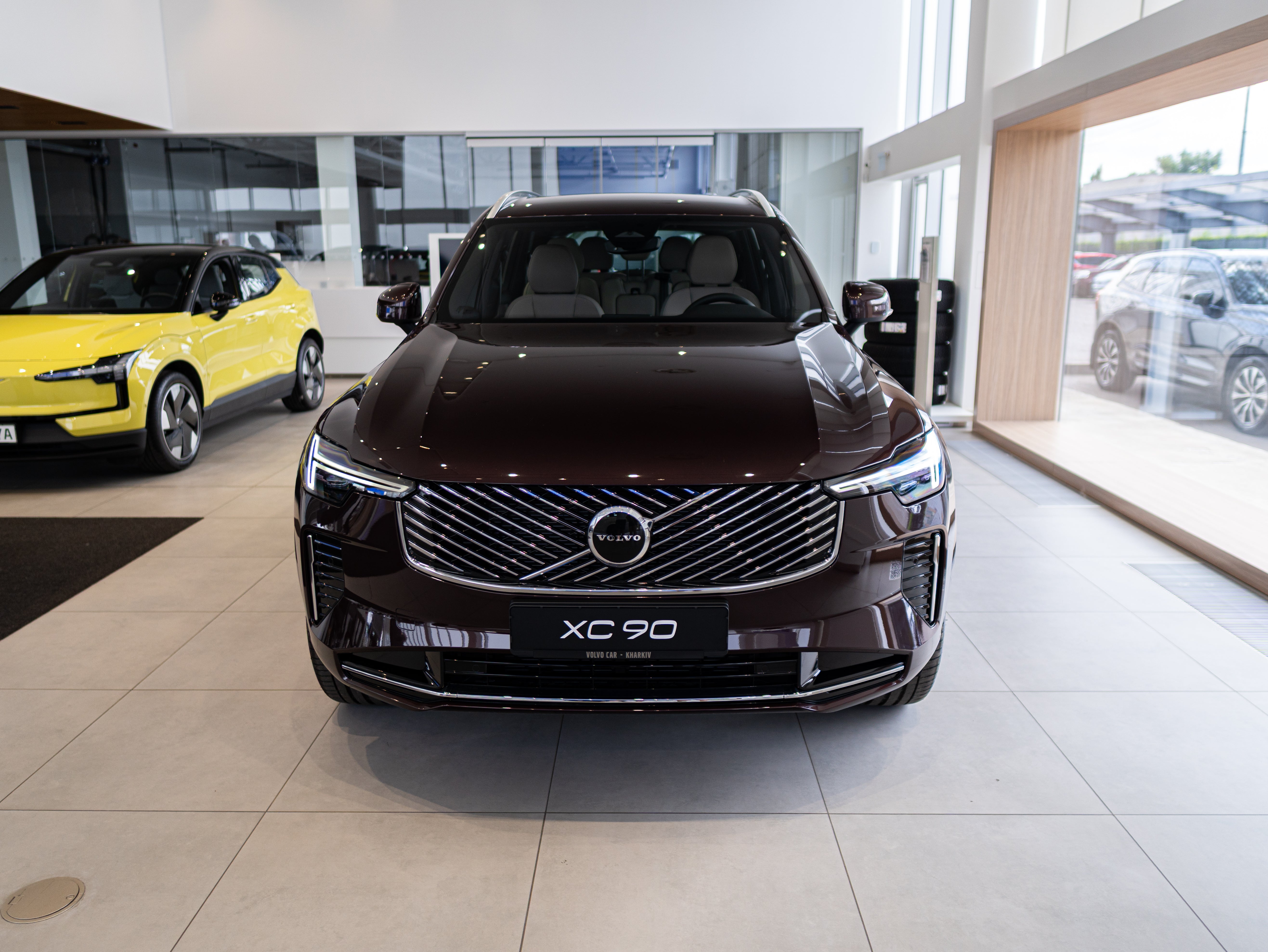 Volvo XC90 B5 Core Mulberry - Charcoal/Vinyl5/Cardamom 2026