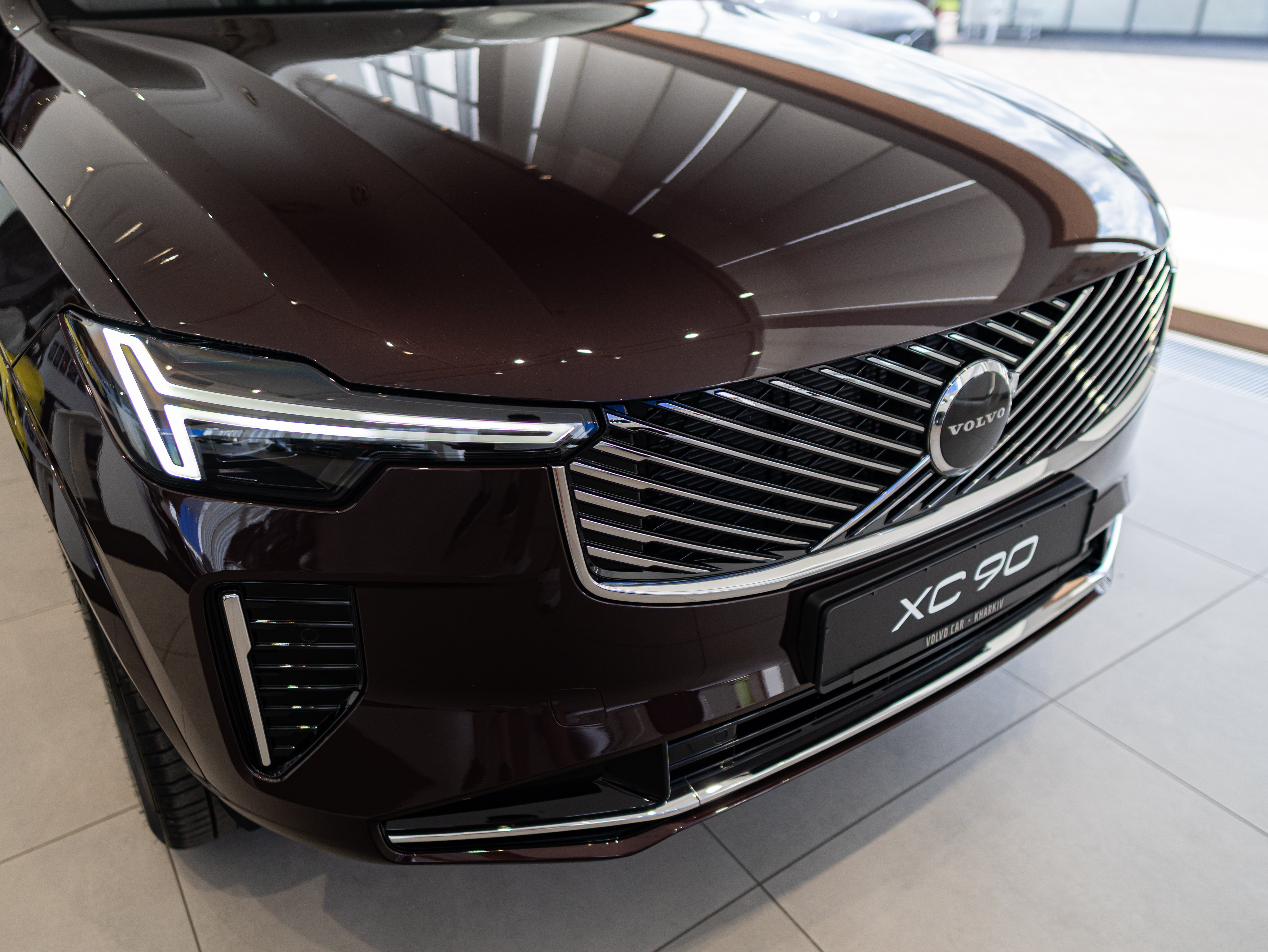 Volvo XC90 B5 Core Mulberry - Charcoal/Vinyl5/Cardamom 2026