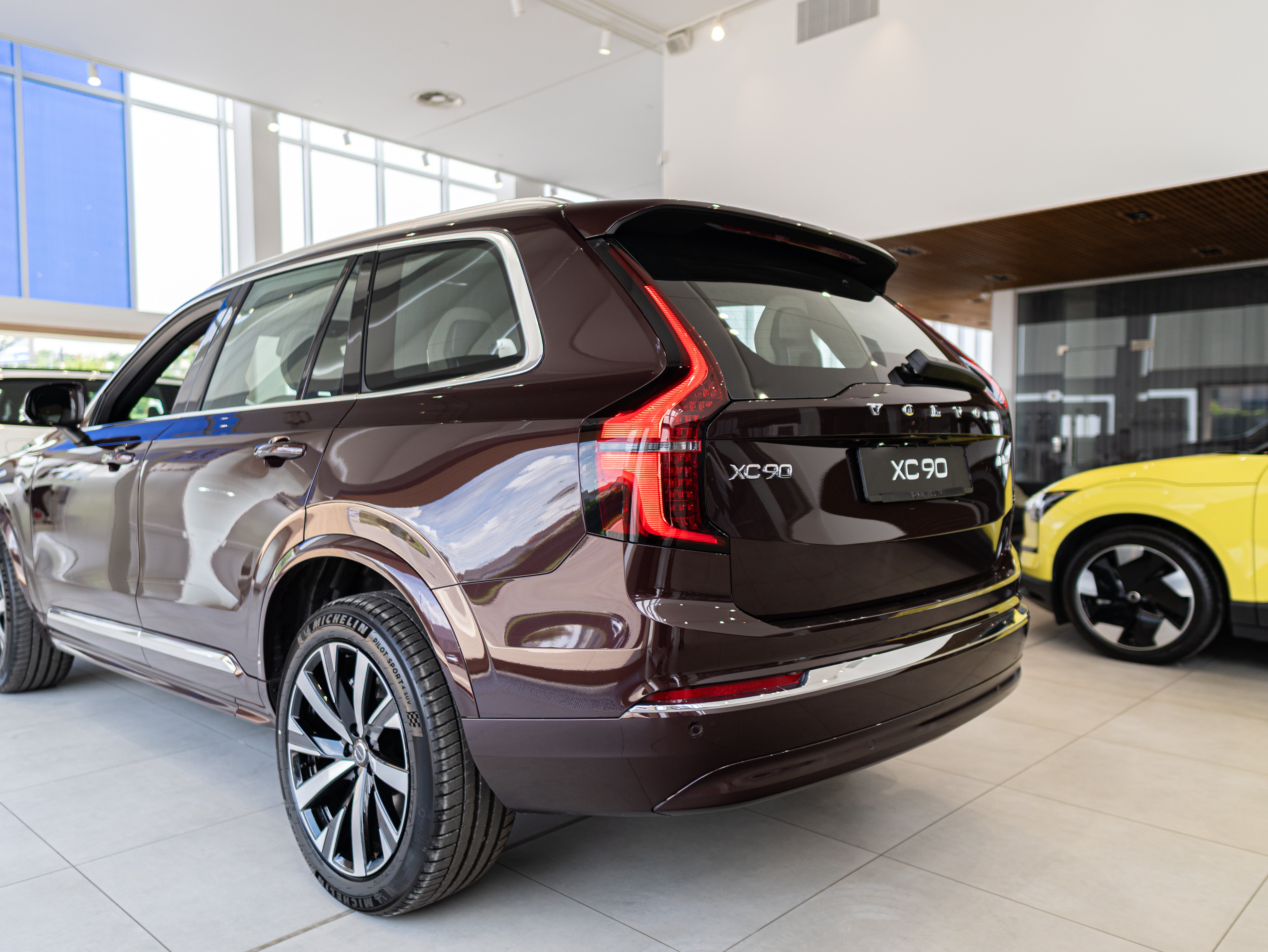 Volvo XC90 B5 Core Mulberry - Charcoal/Vinyl5/Cardamom 2026