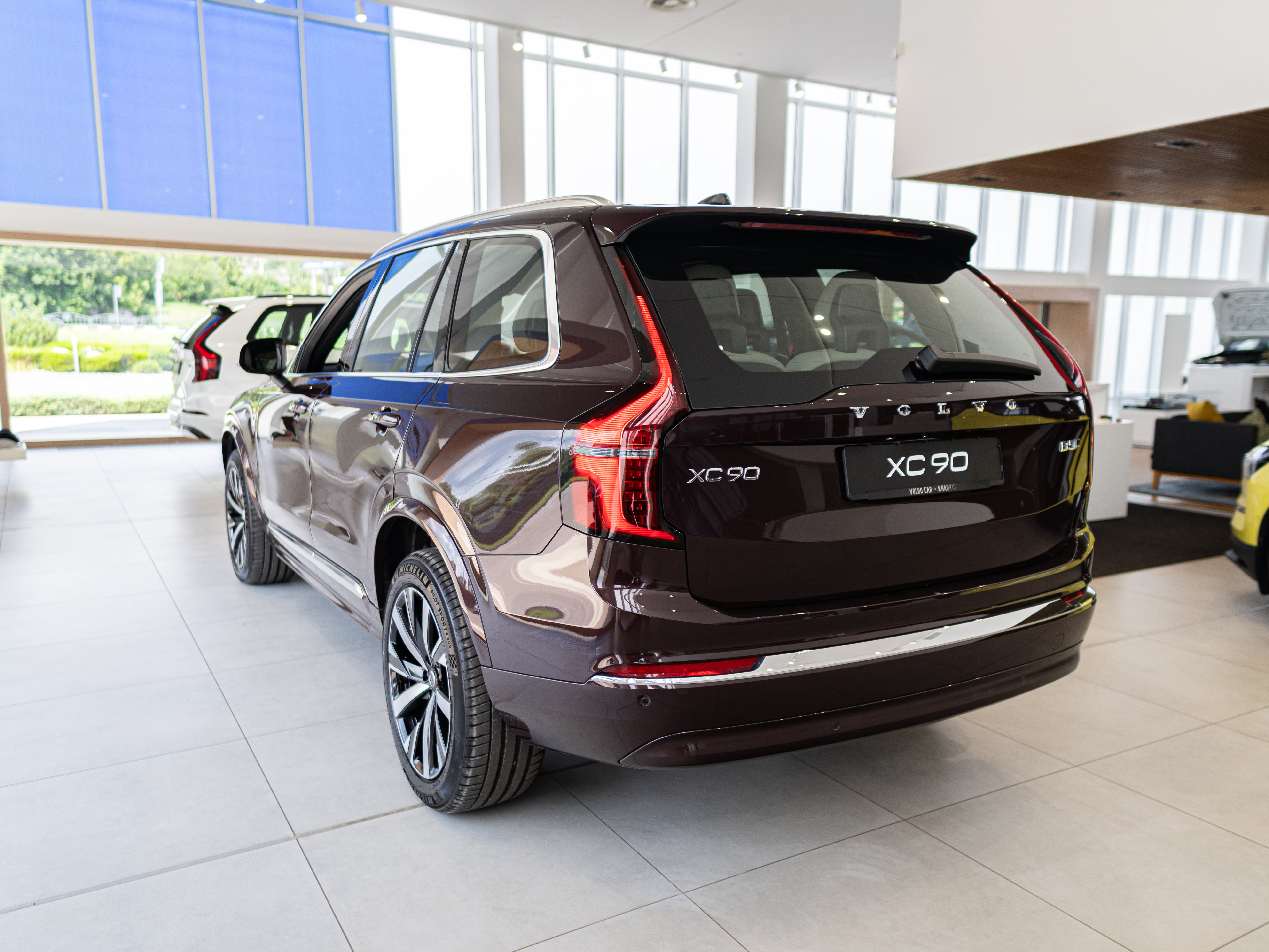 Volvo XC90 B5 Core Mulberry - Charcoal/Vinyl5/Cardamom 2026