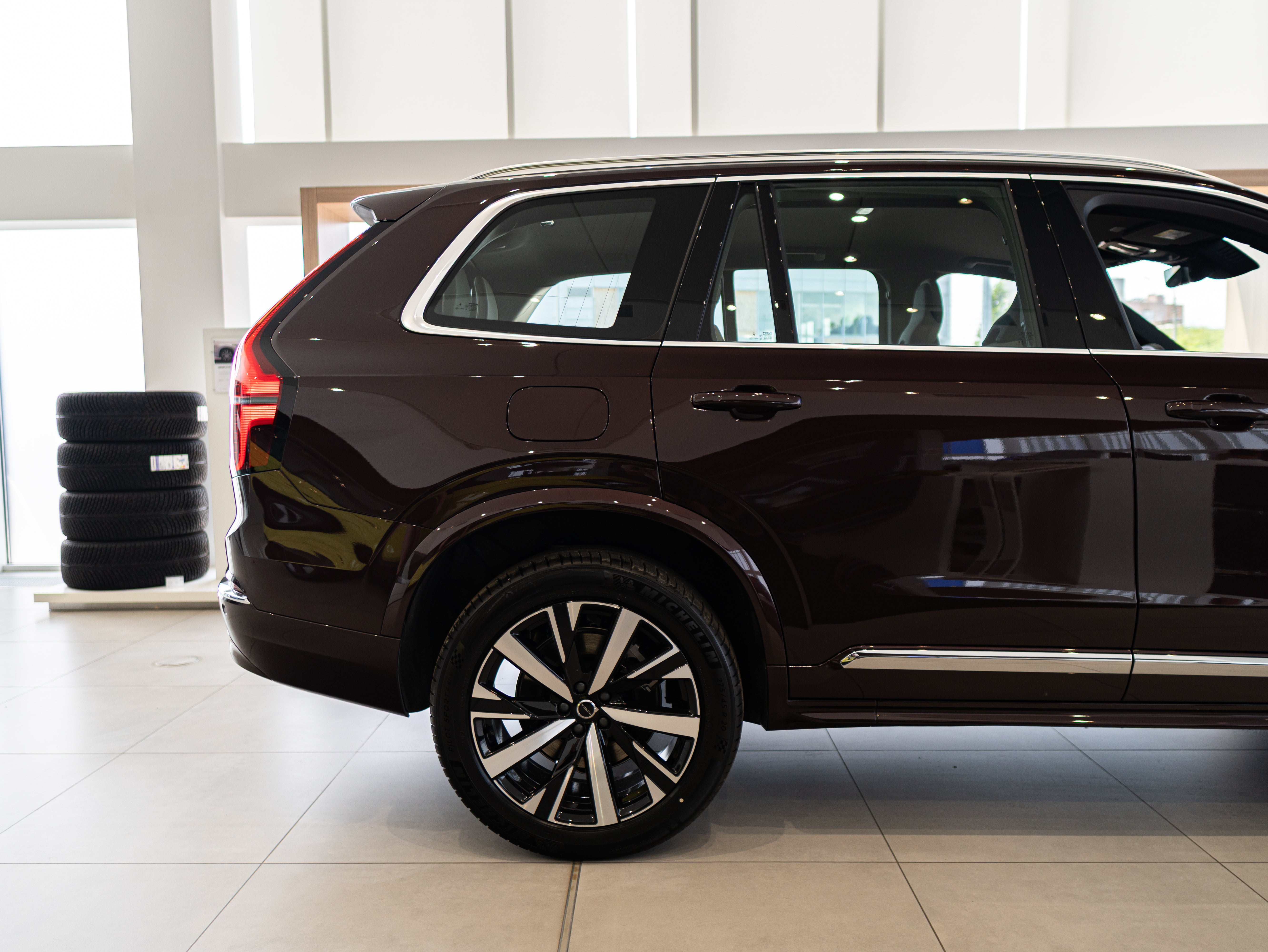 Volvo XC90 B5 Core Mulberry - Charcoal/Vinyl5/Cardamom 2026