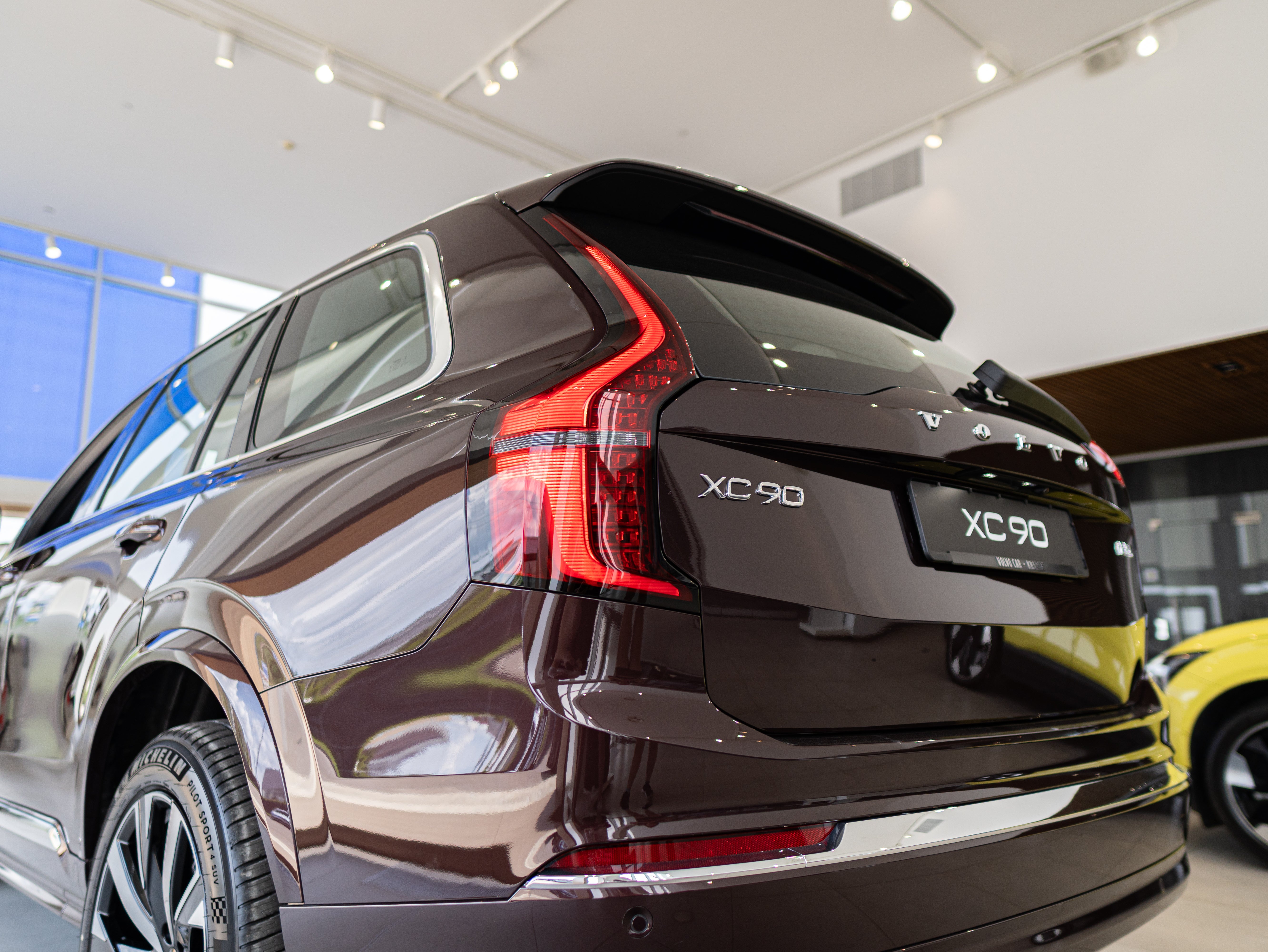 Volvo XC90 B5 Core Mulberry - Charcoal/Vinyl5/Cardamom 2026