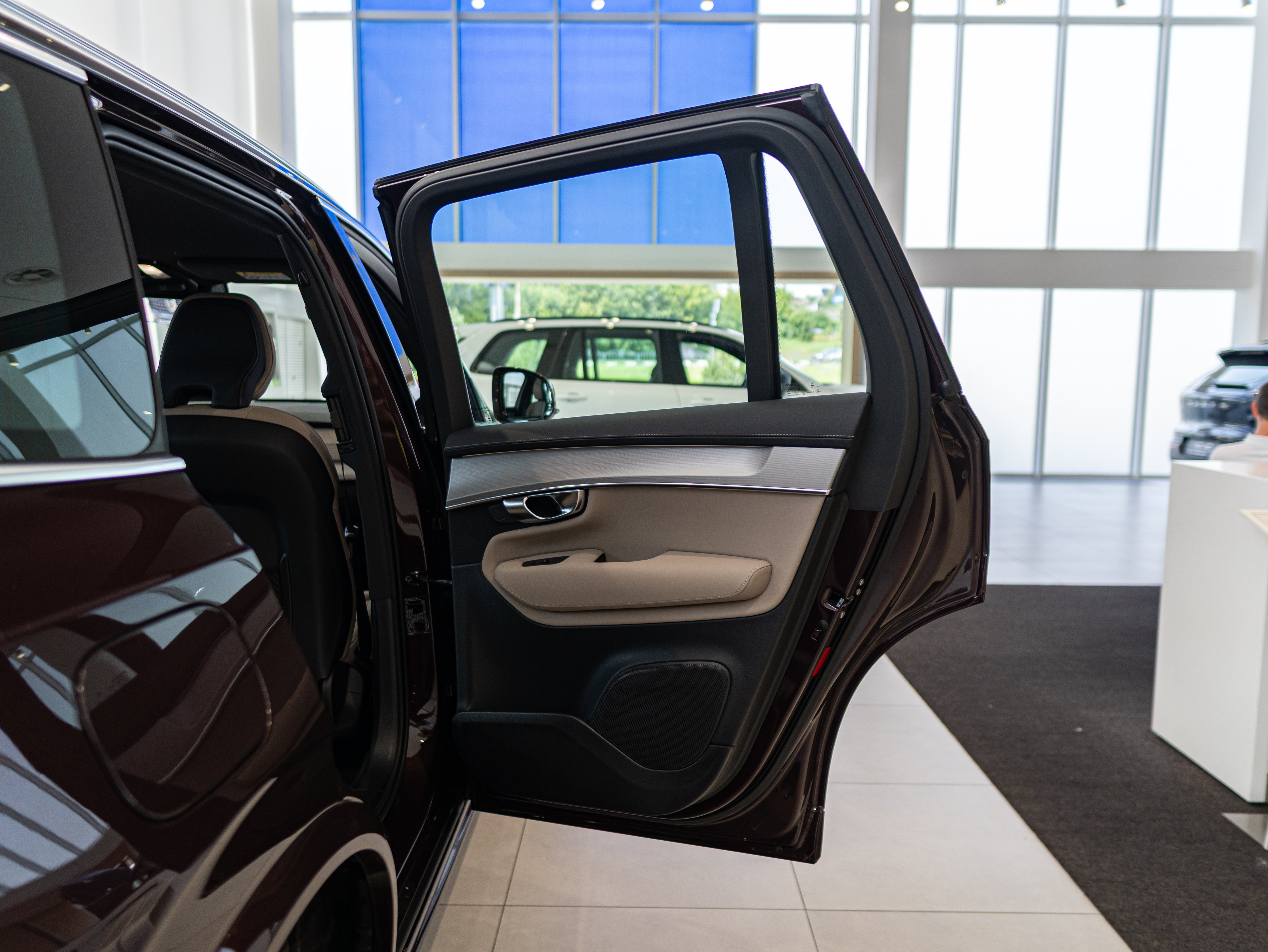 Volvo XC90 B5 Core Mulberry - Charcoal/Vinyl5/Cardamom 2026