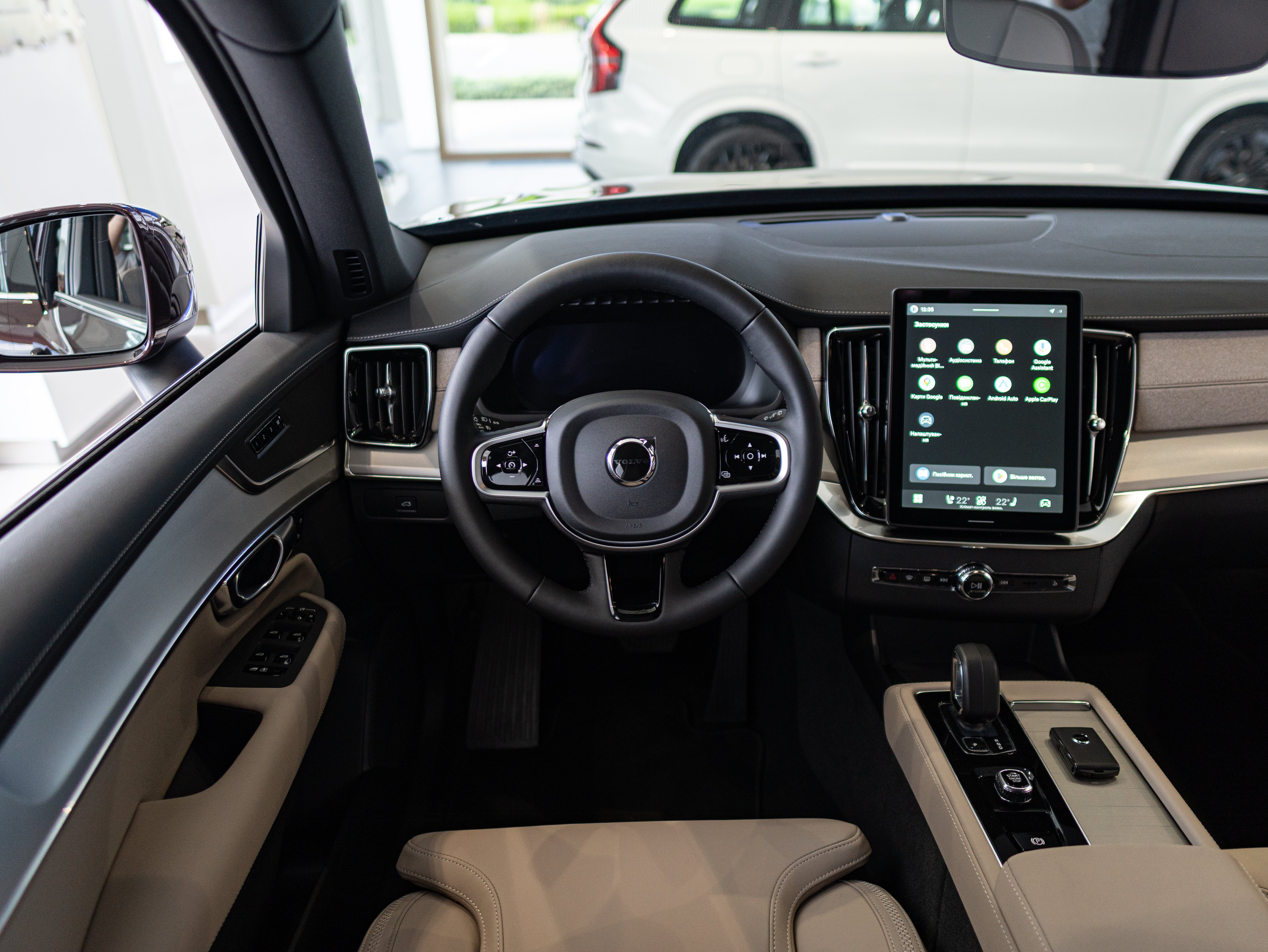 Volvo XC90 B5 Core Mulberry - Charcoal/Vinyl5/Cardamom 2026