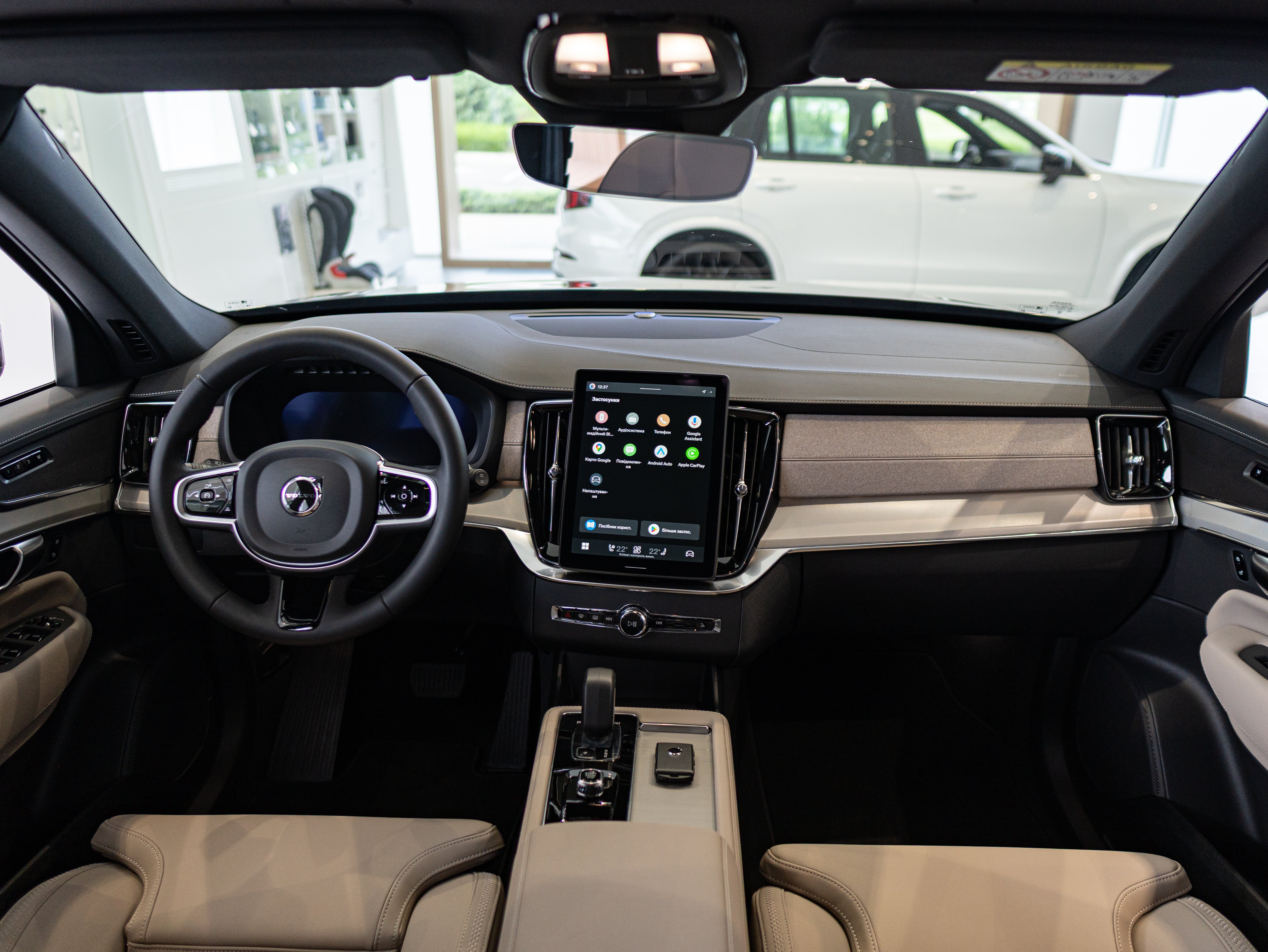Volvo XC90 B5 Core Mulberry - Charcoal/Vinyl5/Cardamom 2026