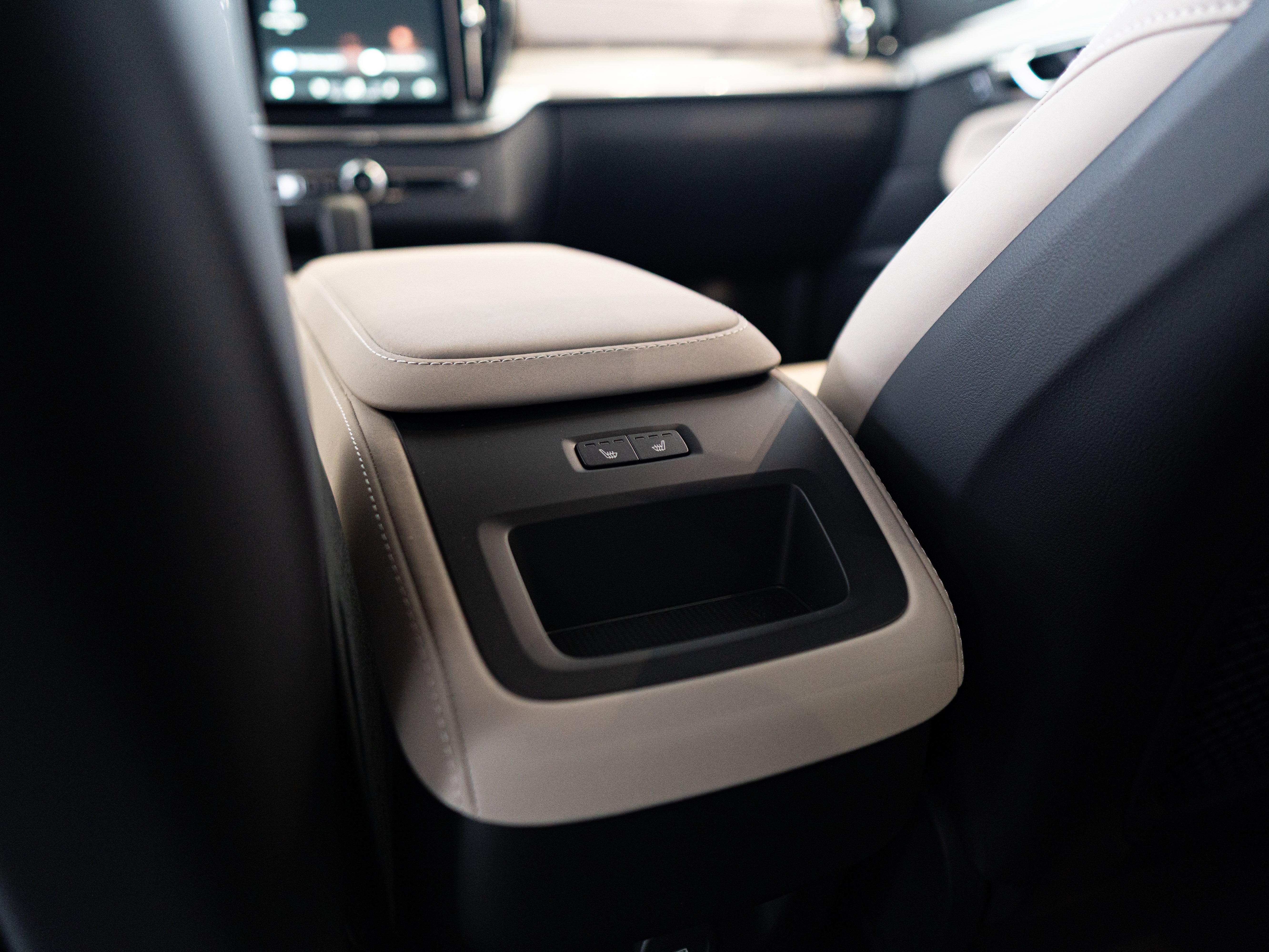 Volvo XC90 B5 Core Mulberry - Charcoal/Vinyl5/Cardamom 2026