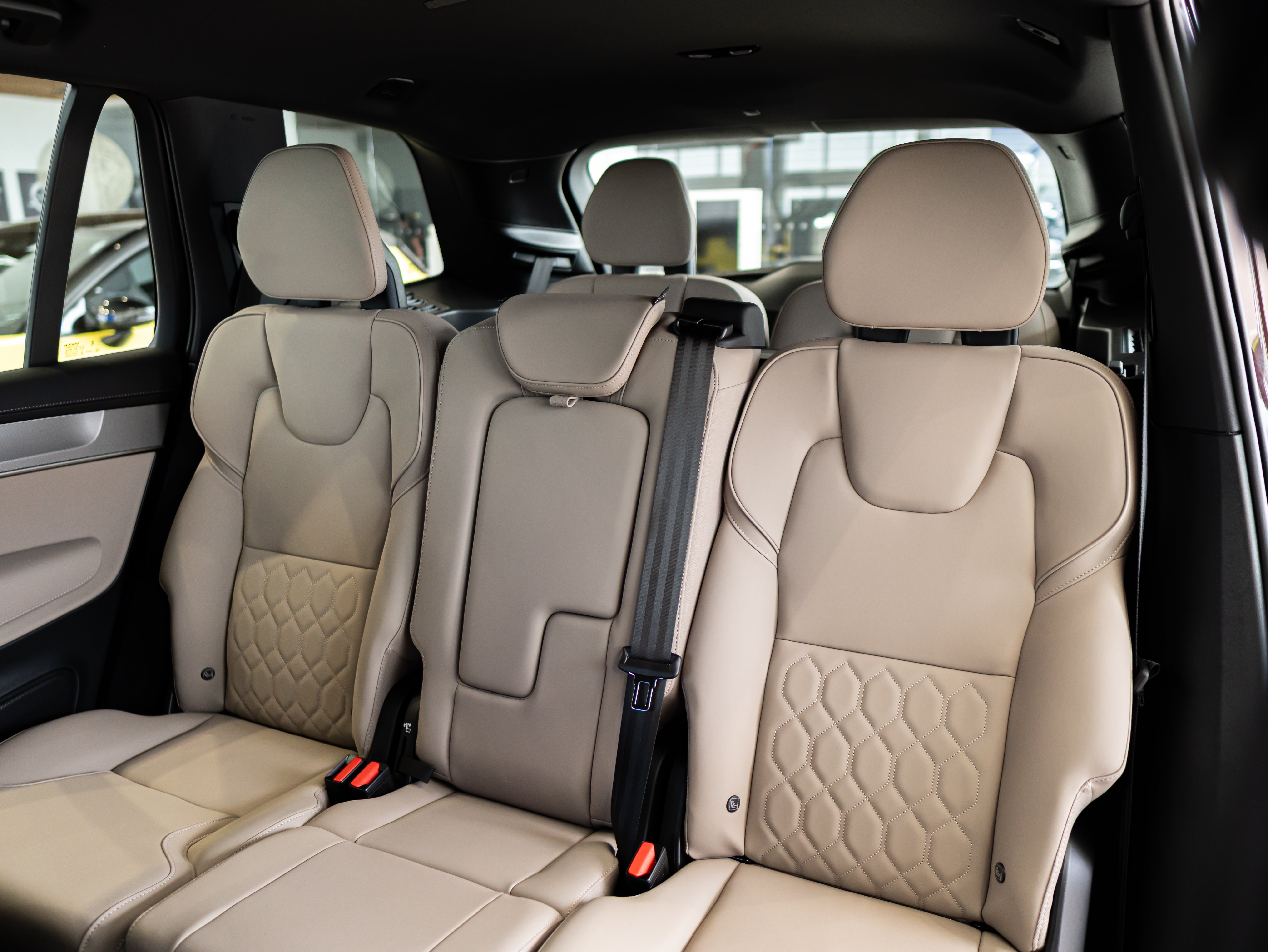 Volvo XC90 B5 Core Mulberry - Charcoal/Vinyl5/Cardamom 2026