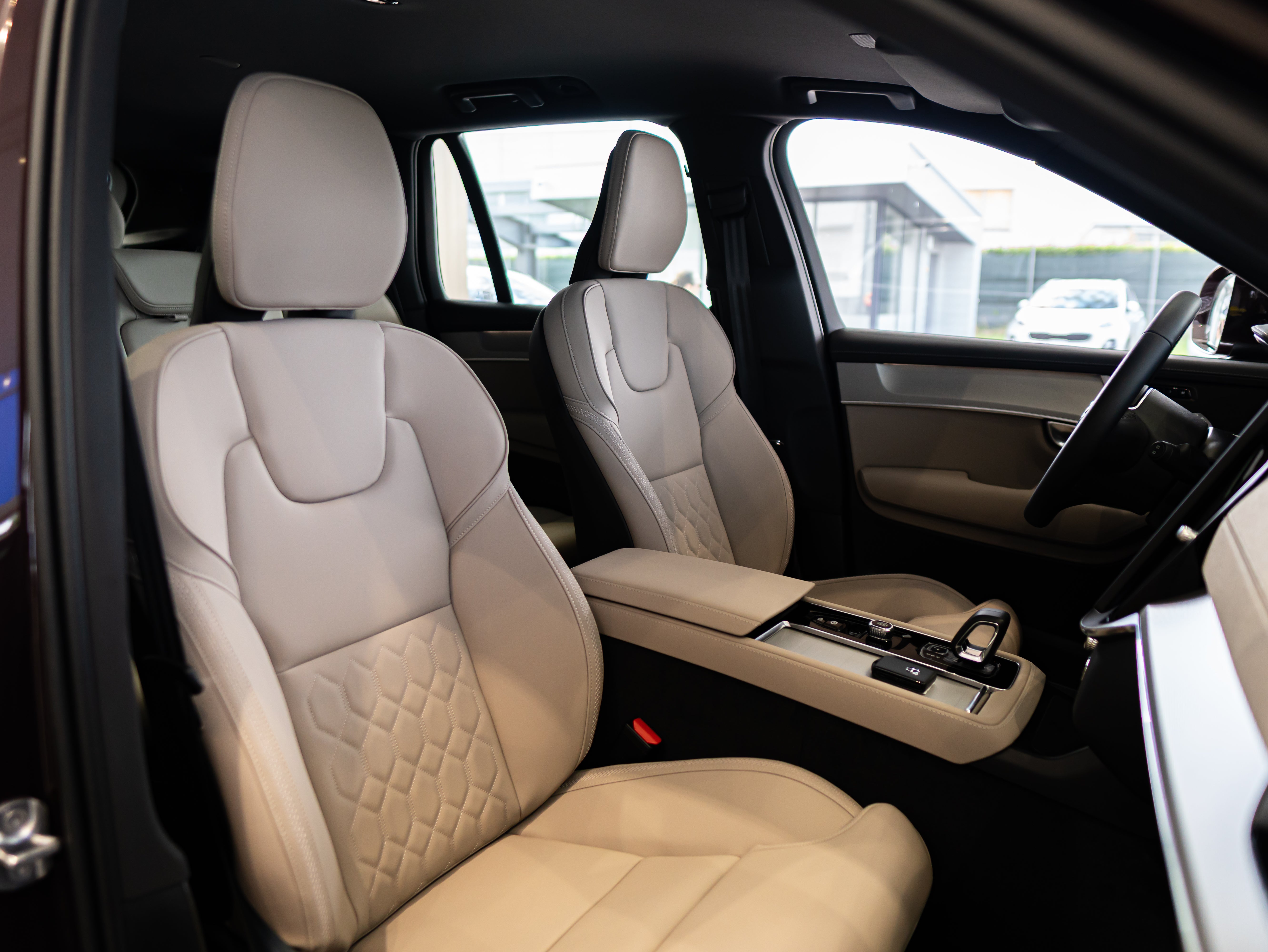 Volvo XC90 B5 Core Mulberry - Charcoal/Vinyl5/Cardamom 2026