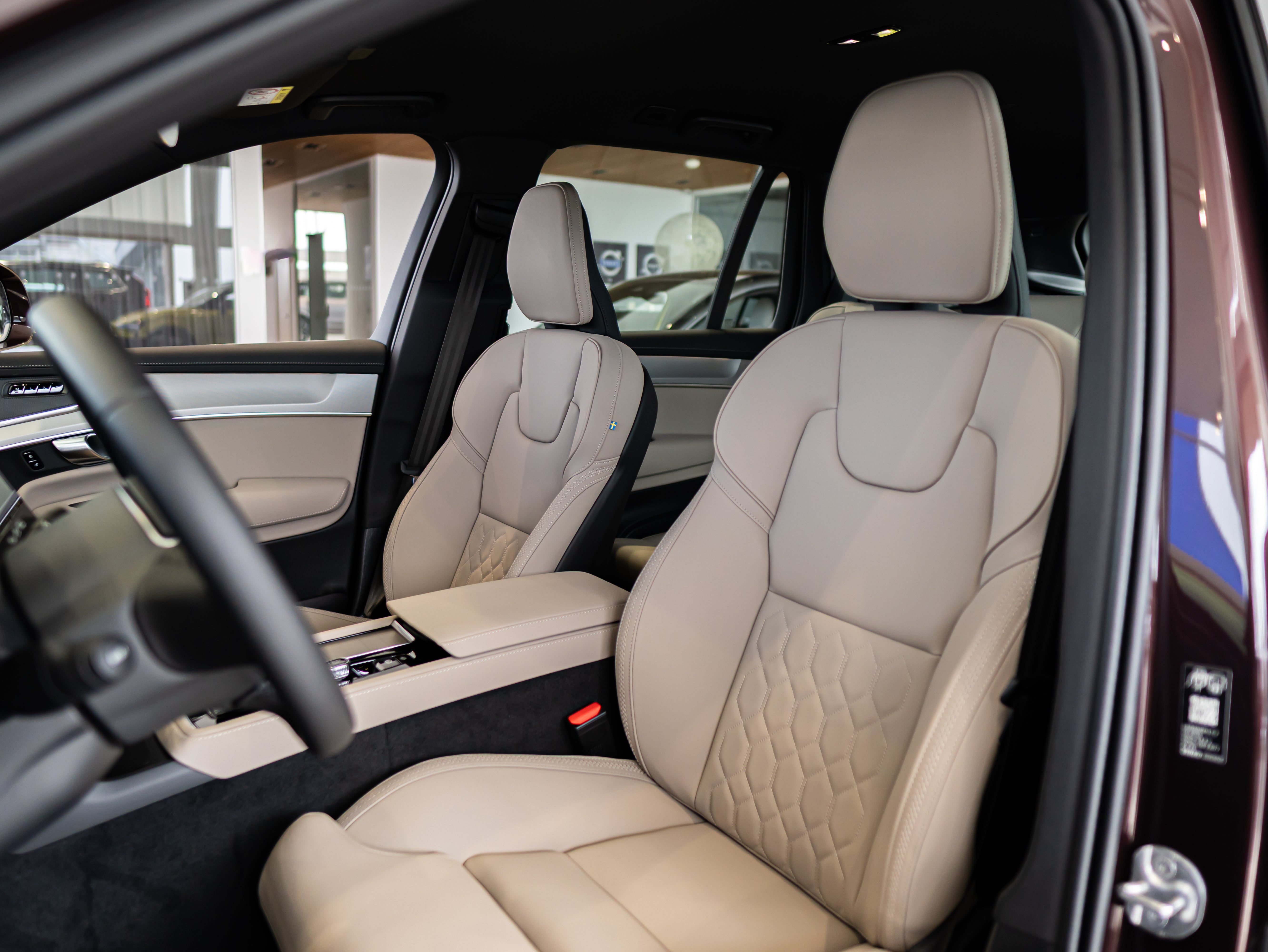 Volvo XC90 B5 Core Mulberry - Charcoal/Vinyl5/Cardamom 2026