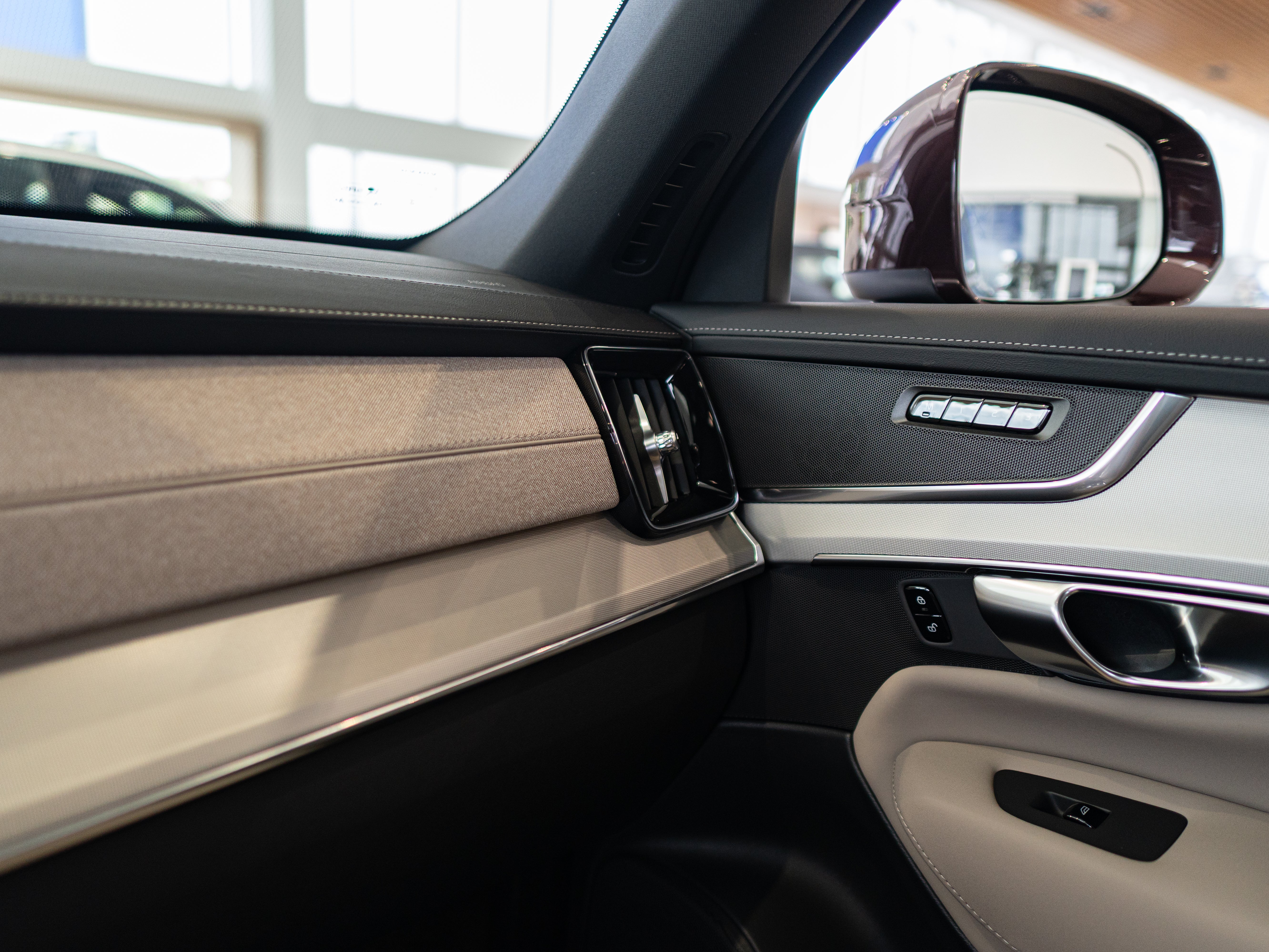 Volvo XC90 B5 Core Mulberry - Charcoal/Vinyl5/Cardamom 2026