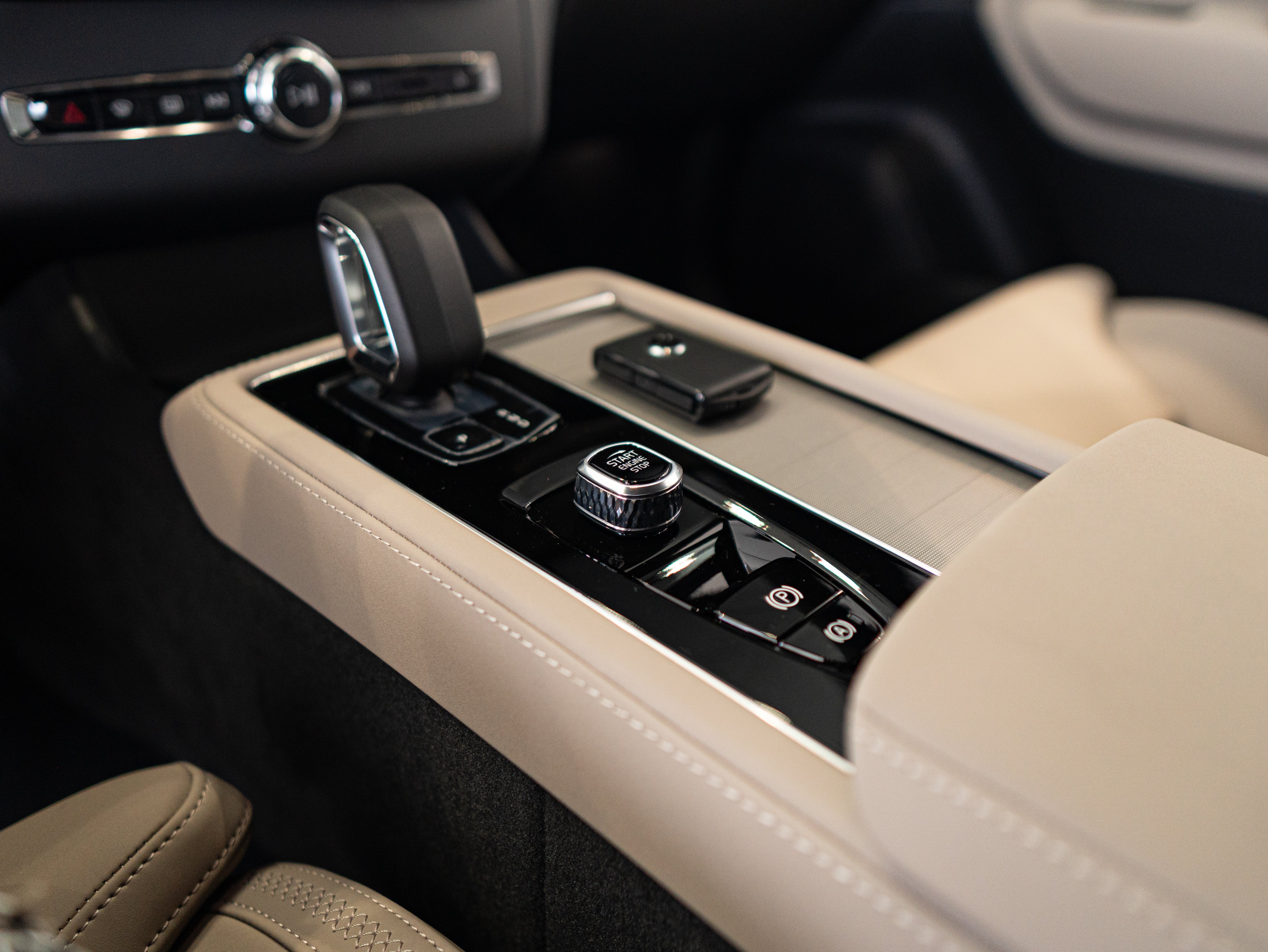 Volvo XC90 B5 Core Mulberry - Charcoal/Vinyl5/Cardamom 2026