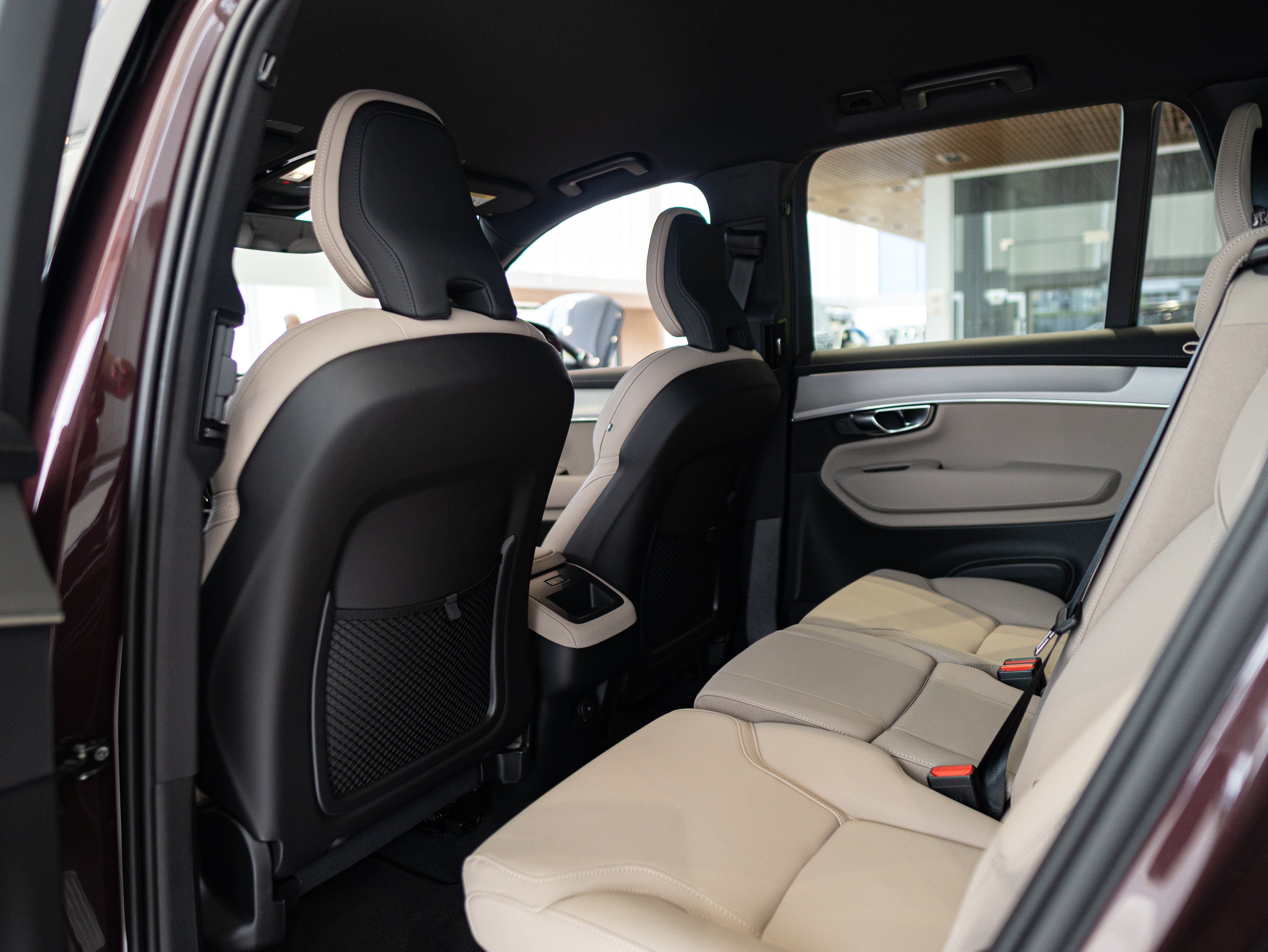 Volvo XC90 B5 Core Mulberry - Charcoal/Vinyl5/Cardamom 2026