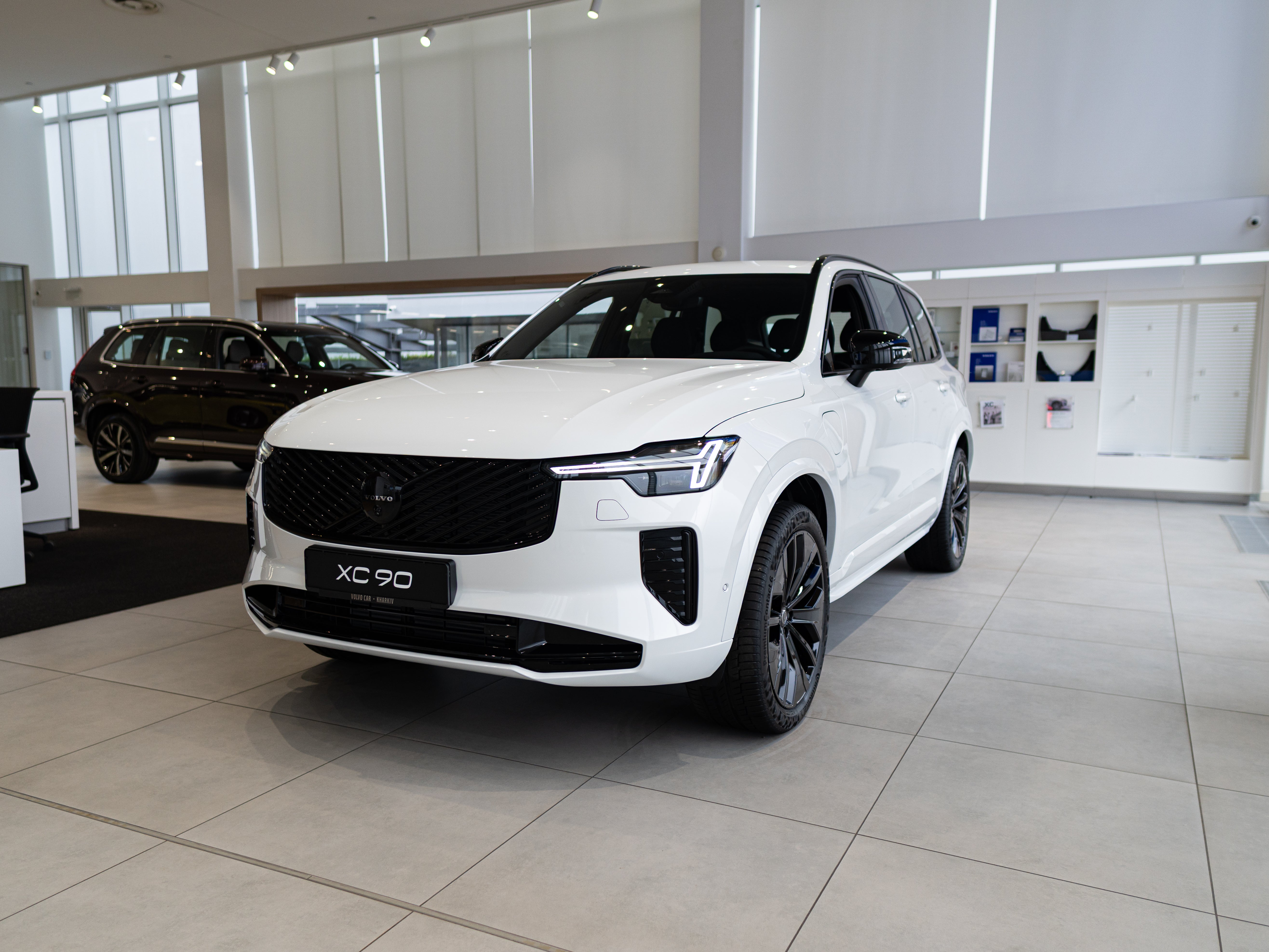 Volvo XC90 T8 Plus Black Edition Crystal White - Charcoal/Leac/Cardamom 2026