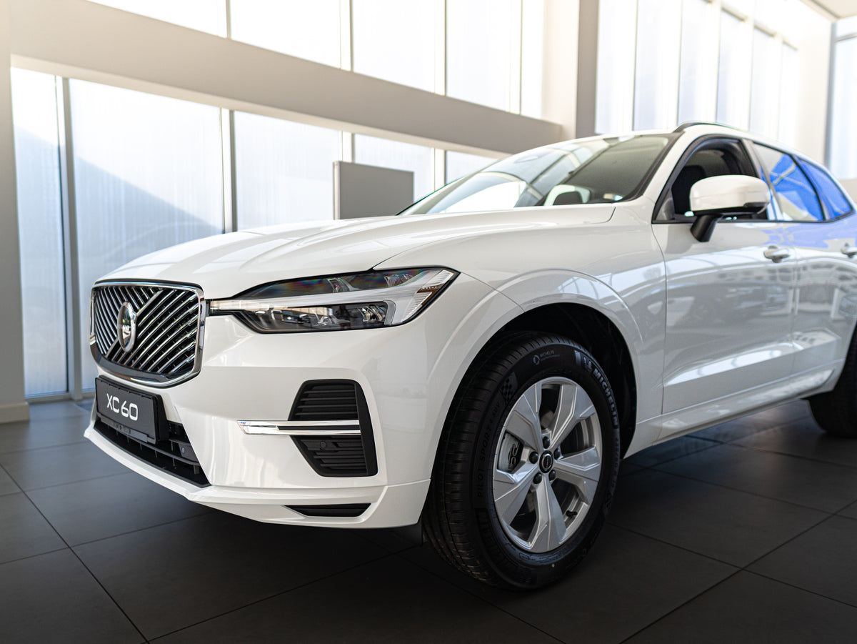 Volvo XC60 B5 Core Crystal White - Charcoal/Vinyl5/Charcoal 2026