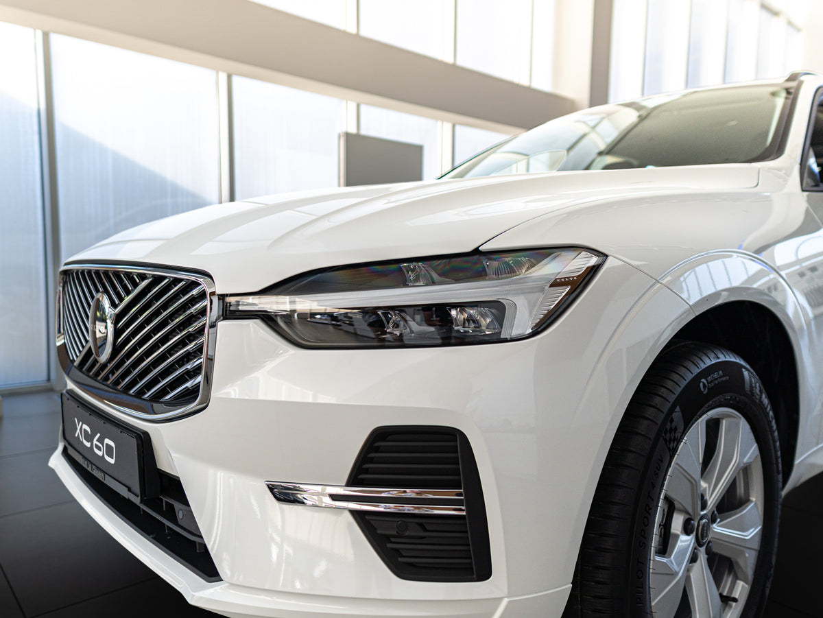 Volvo XC60 B5 Core Crystal White - Charcoal/Vinyl5/Charcoal 2026