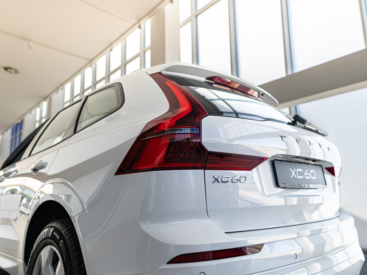 Volvo XC60 B5 Core Crystal White - Charcoal/Vinyl5/Charcoal 2026