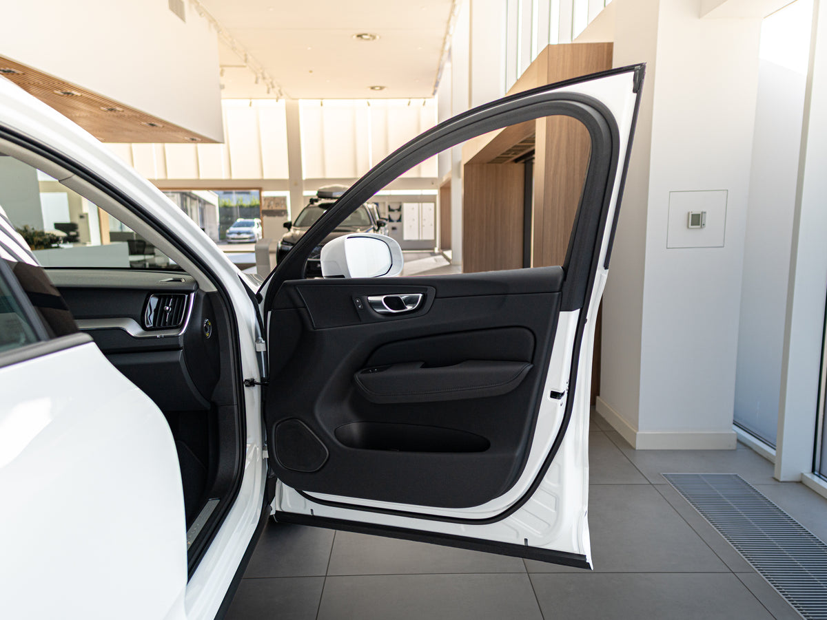 Volvo XC60 B5 Core Crystal White - Charcoal/Vinyl5/Charcoal 2026