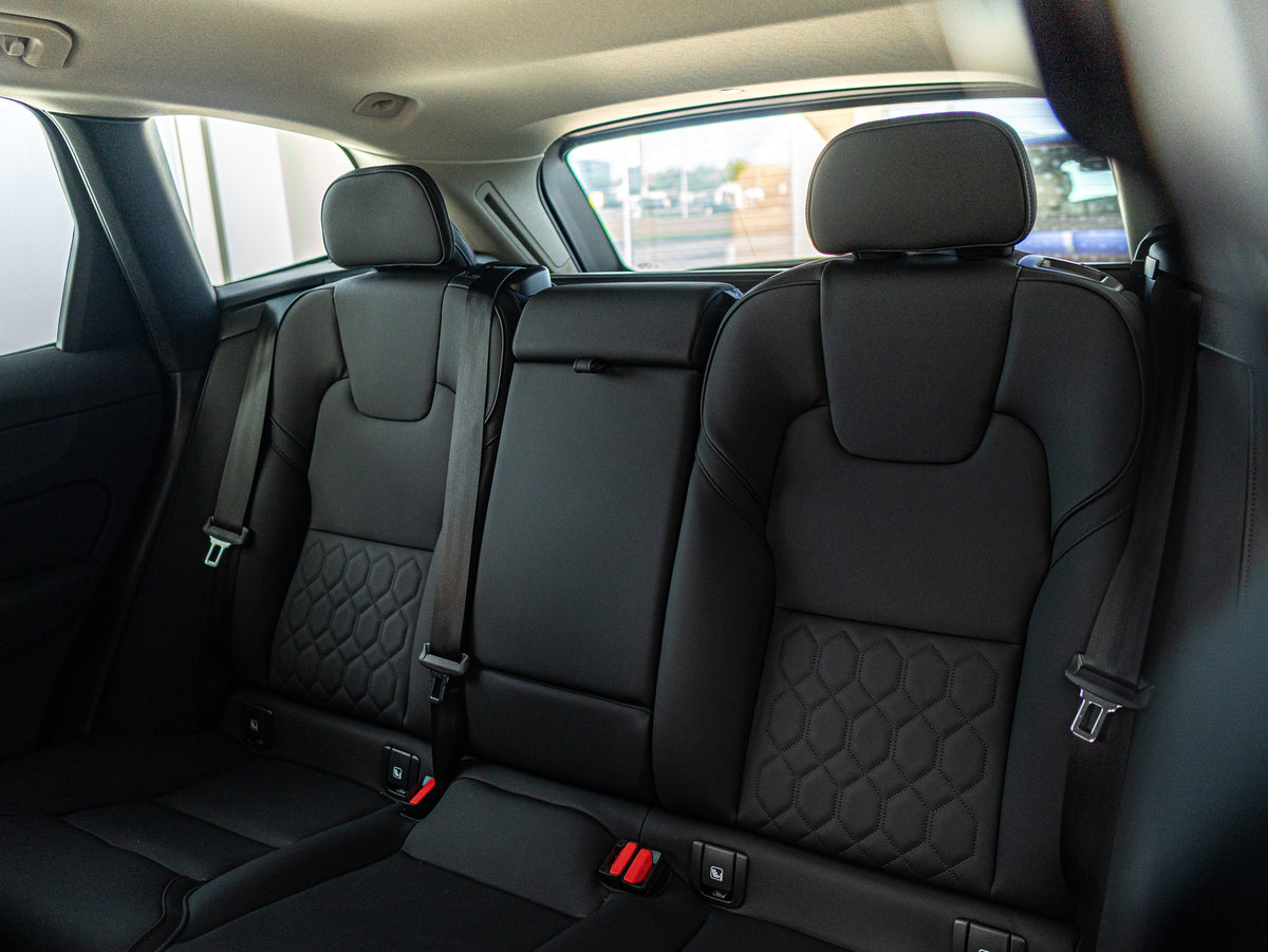Volvo XC60 B5 Core Crystal White - Charcoal/Vinyl5/Charcoal 2026