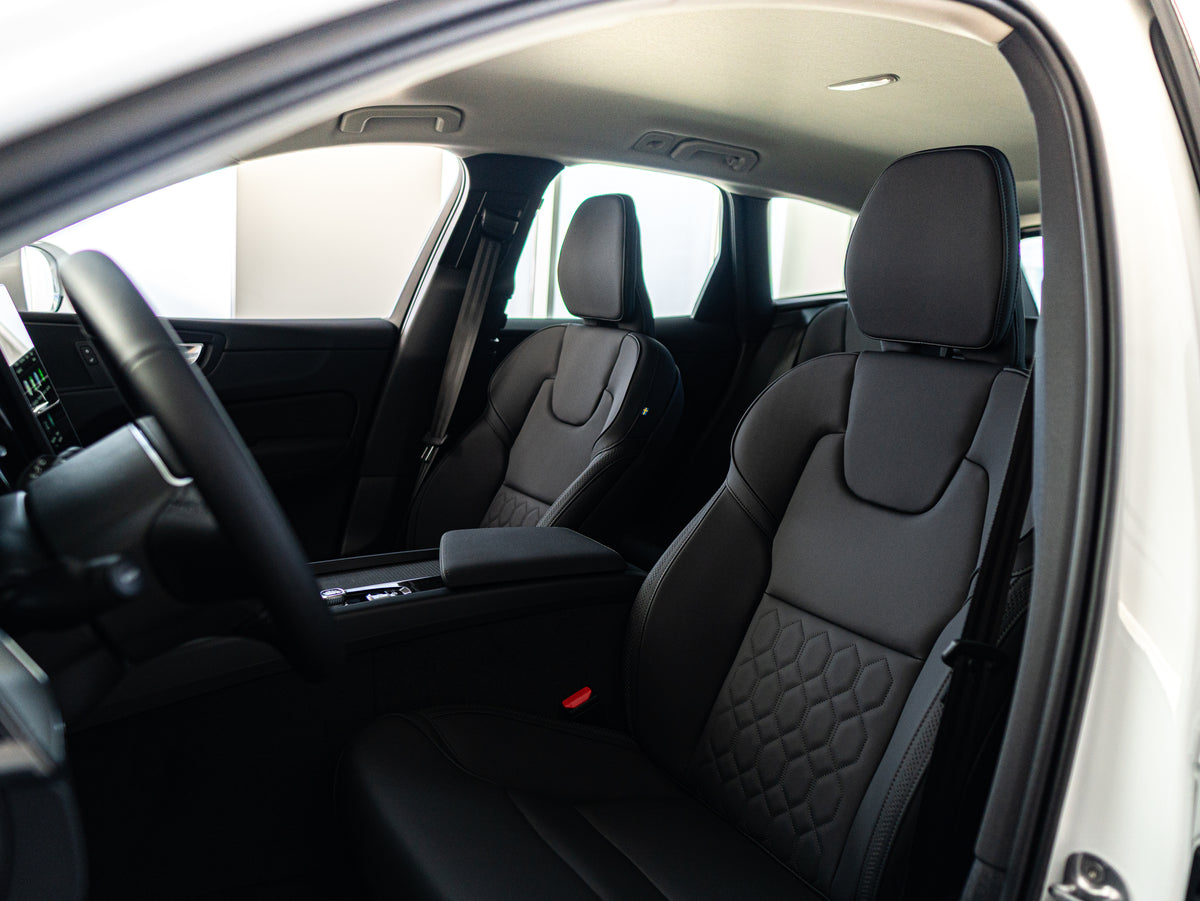 Volvo XC60 B5 Core Crystal White - Charcoal/Vinyl5/Charcoal 2026